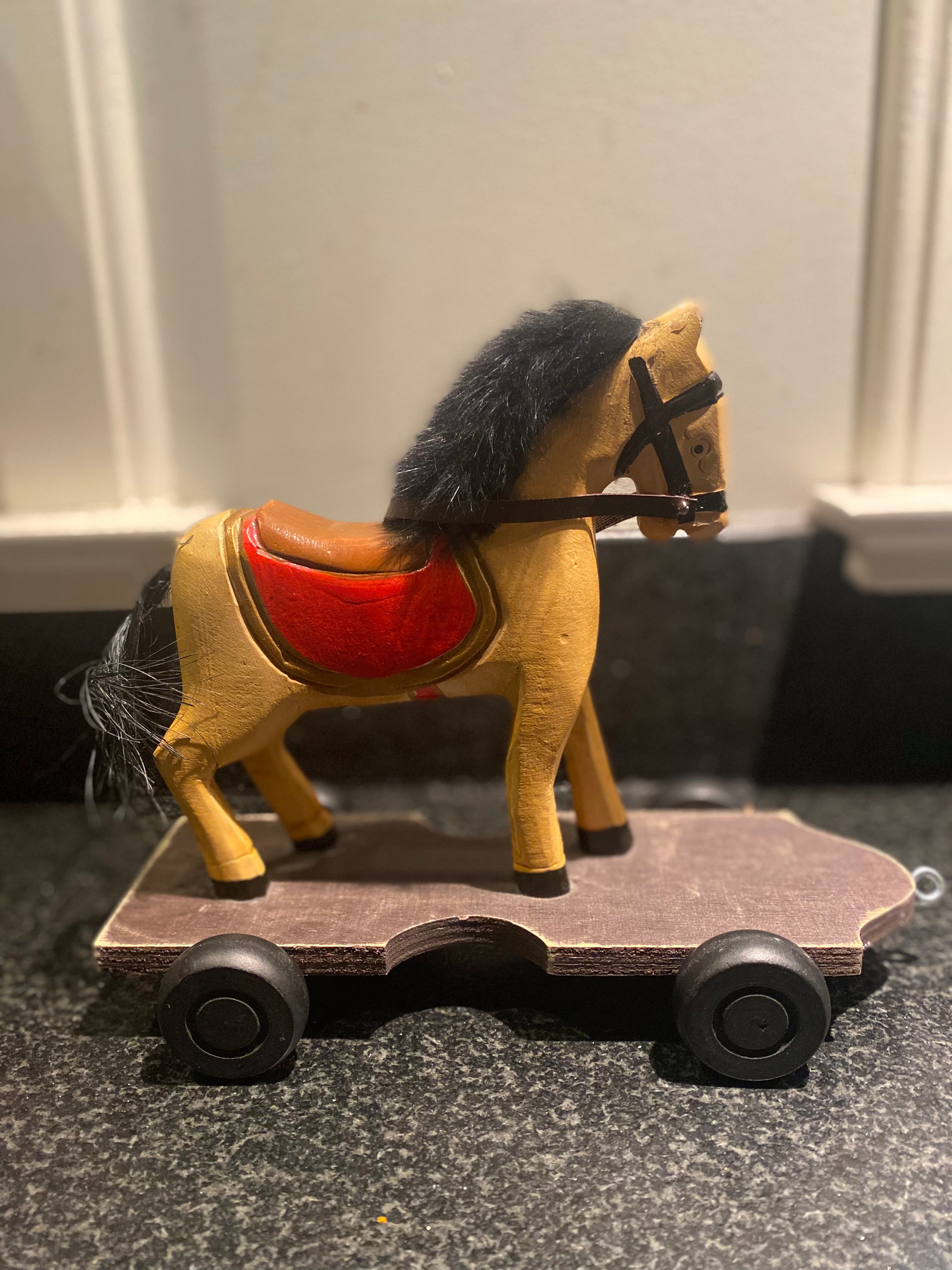 Vintage paardje op wieltjes