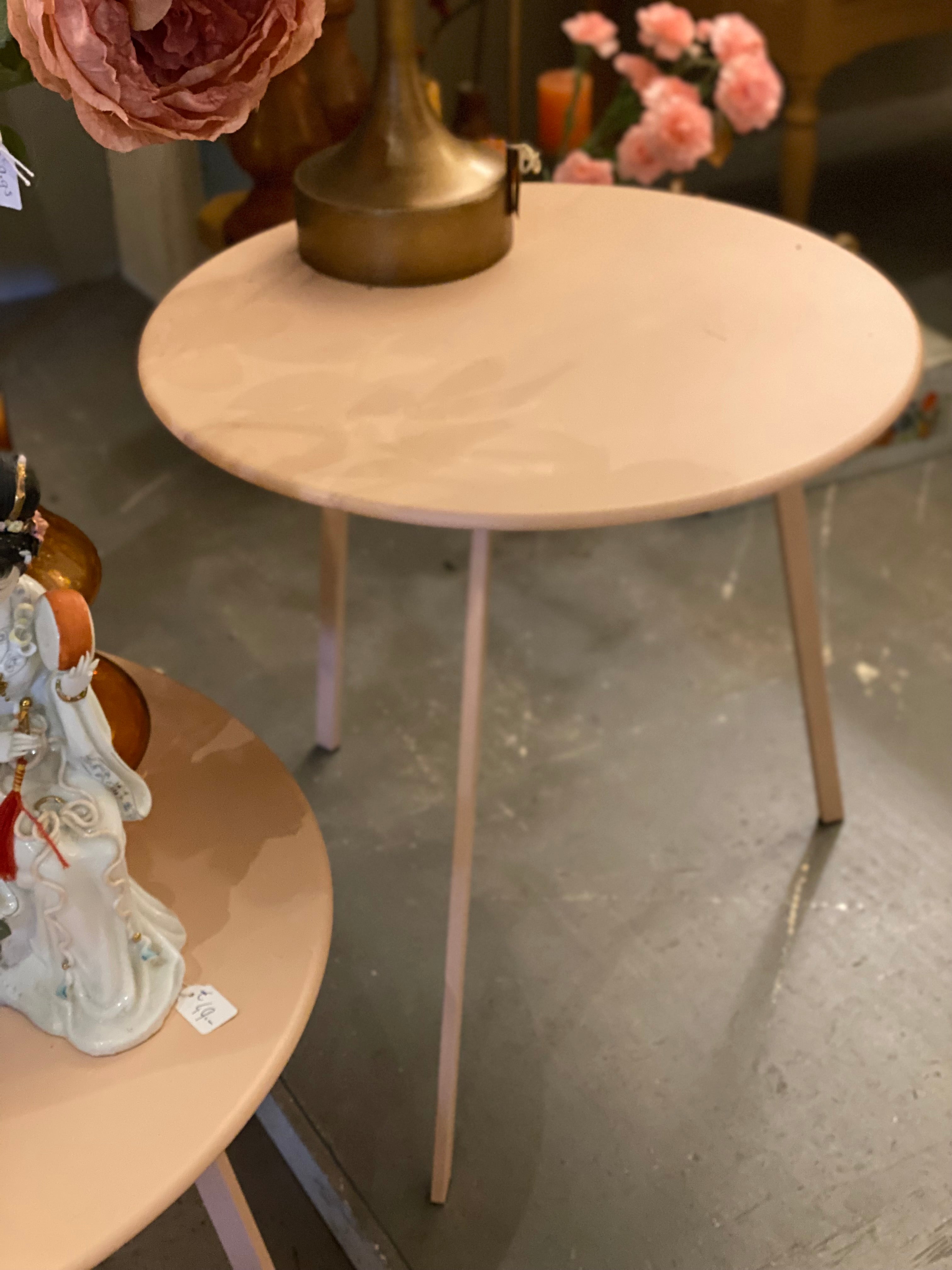 roze metalen bijzet tafel