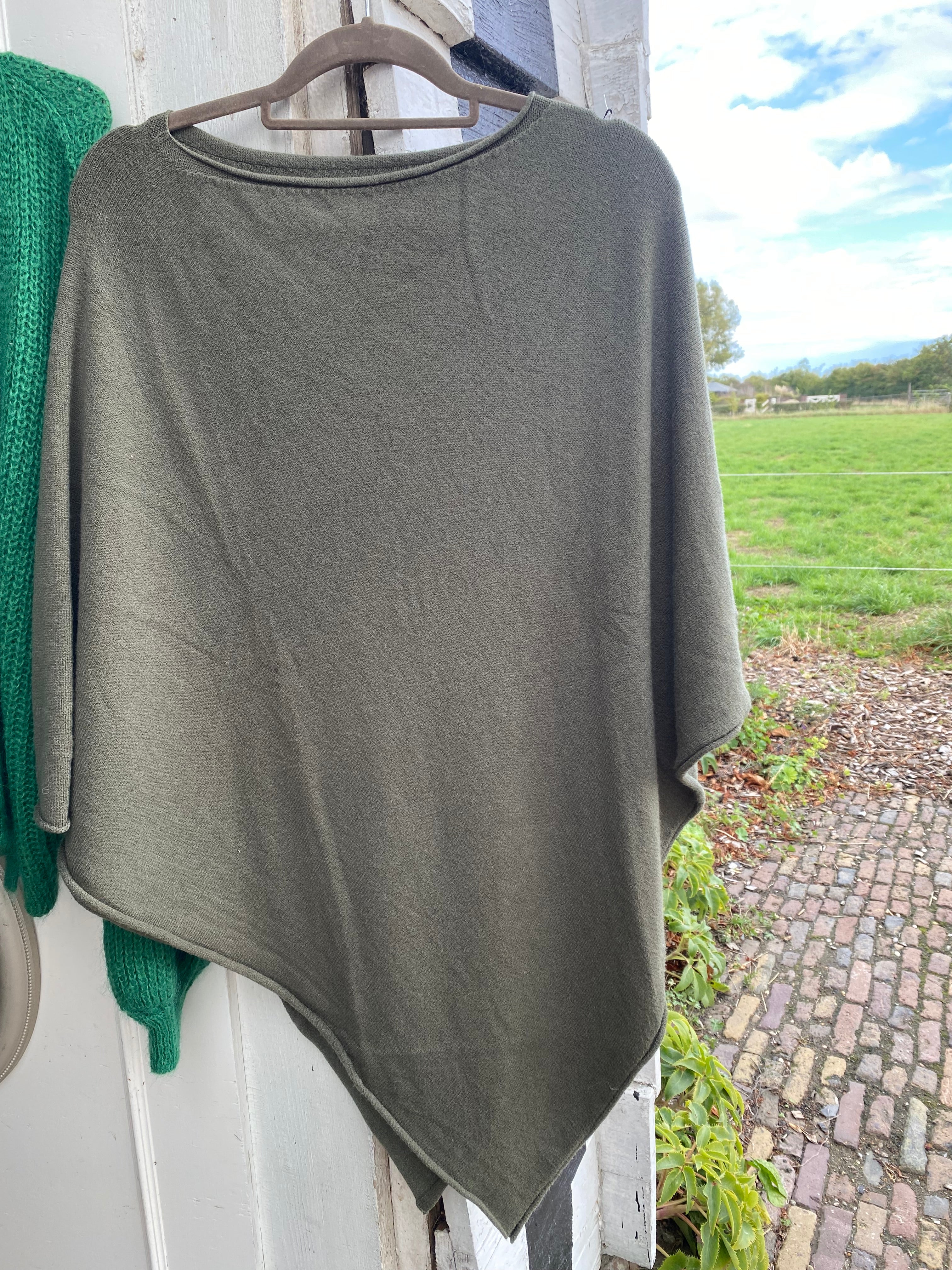 Olijfgroene poncho