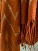 Afbeelding laden in galerijviewer, Oranje sjaal met gouden opdruk