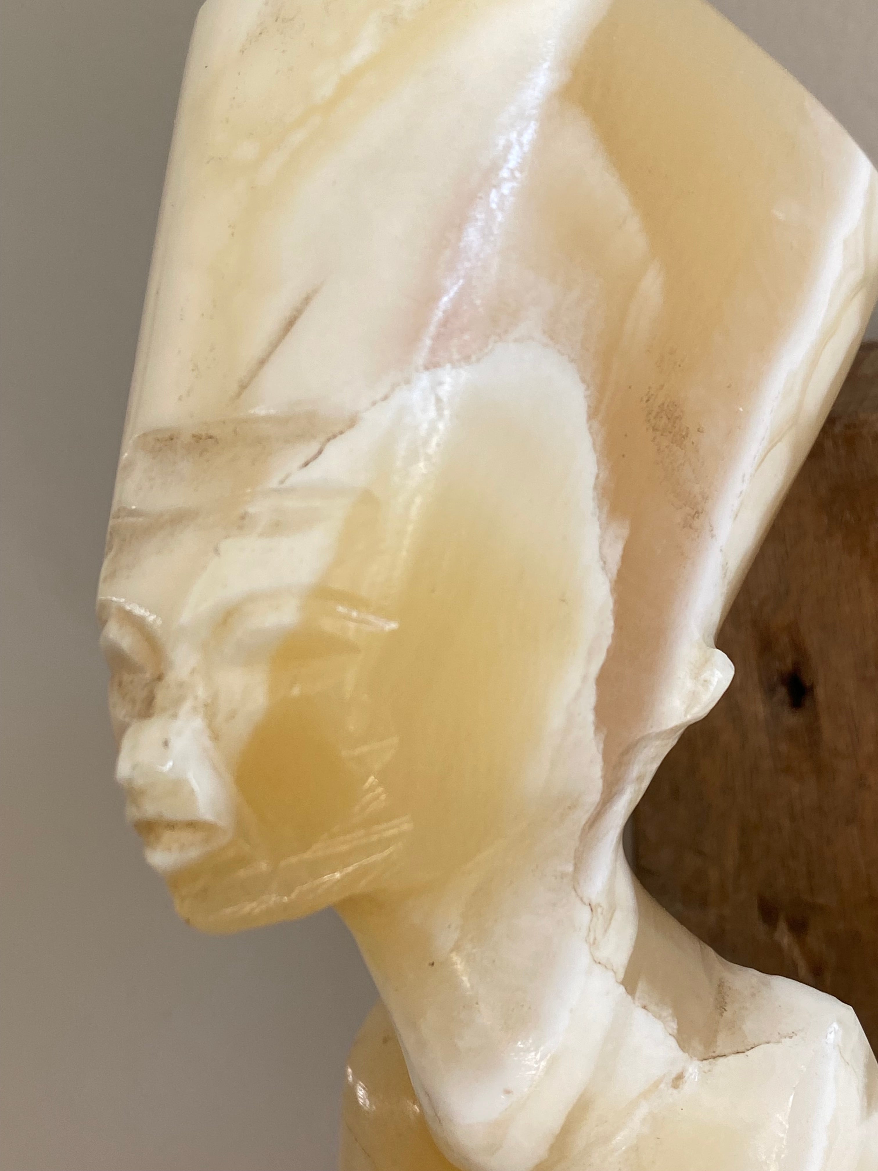 Egyptisch hoofd van beige marmer