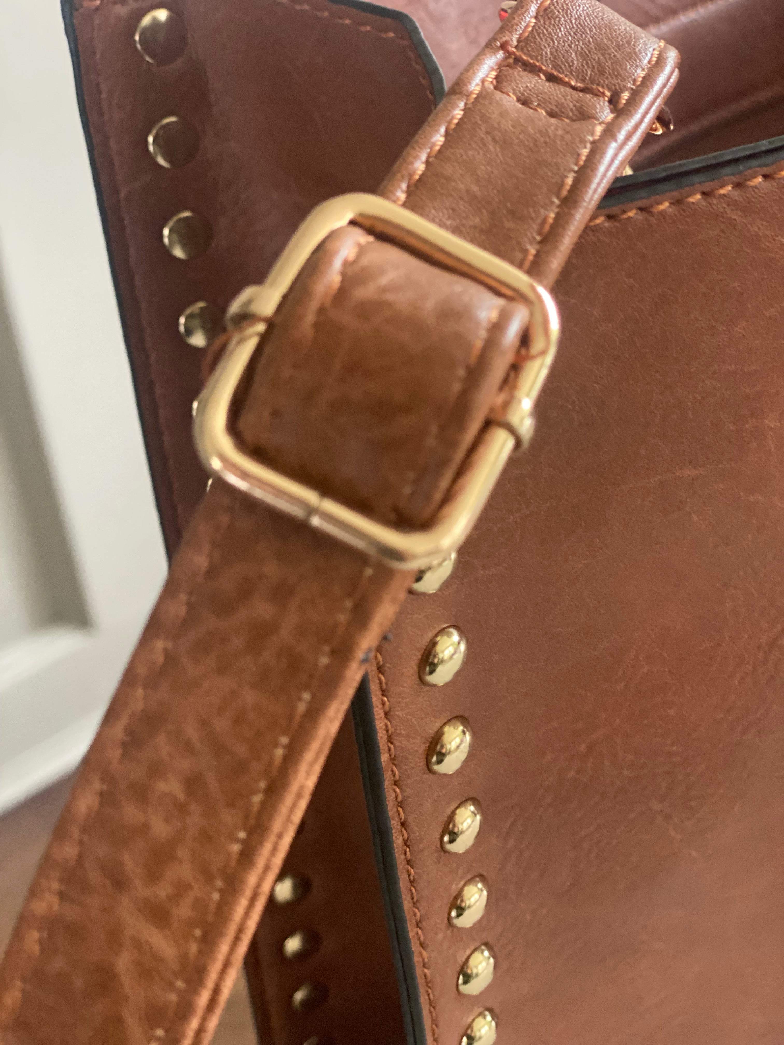 Camelkleurige schoudertas met gouden studs