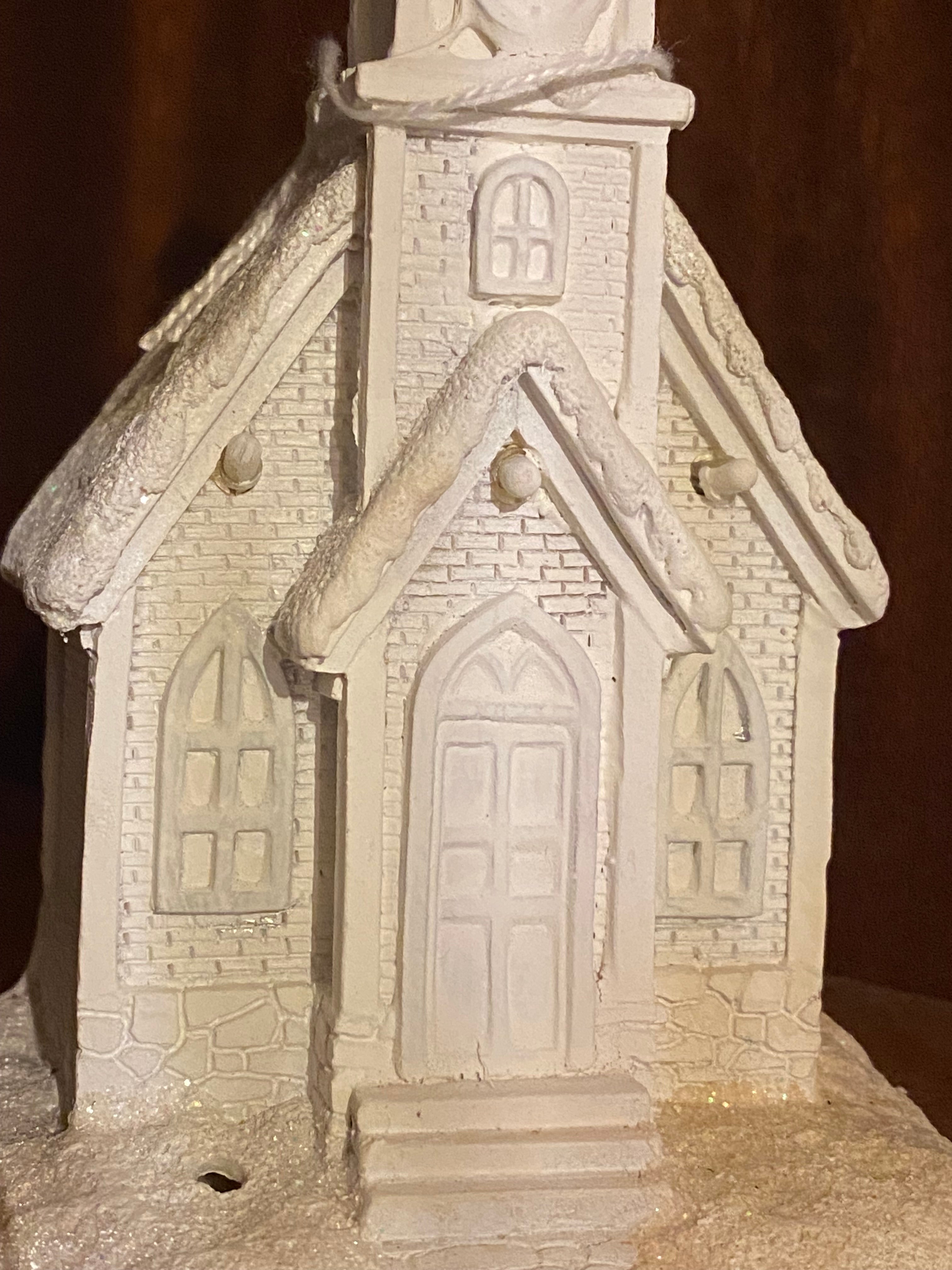 Decoratief kerkje van steen