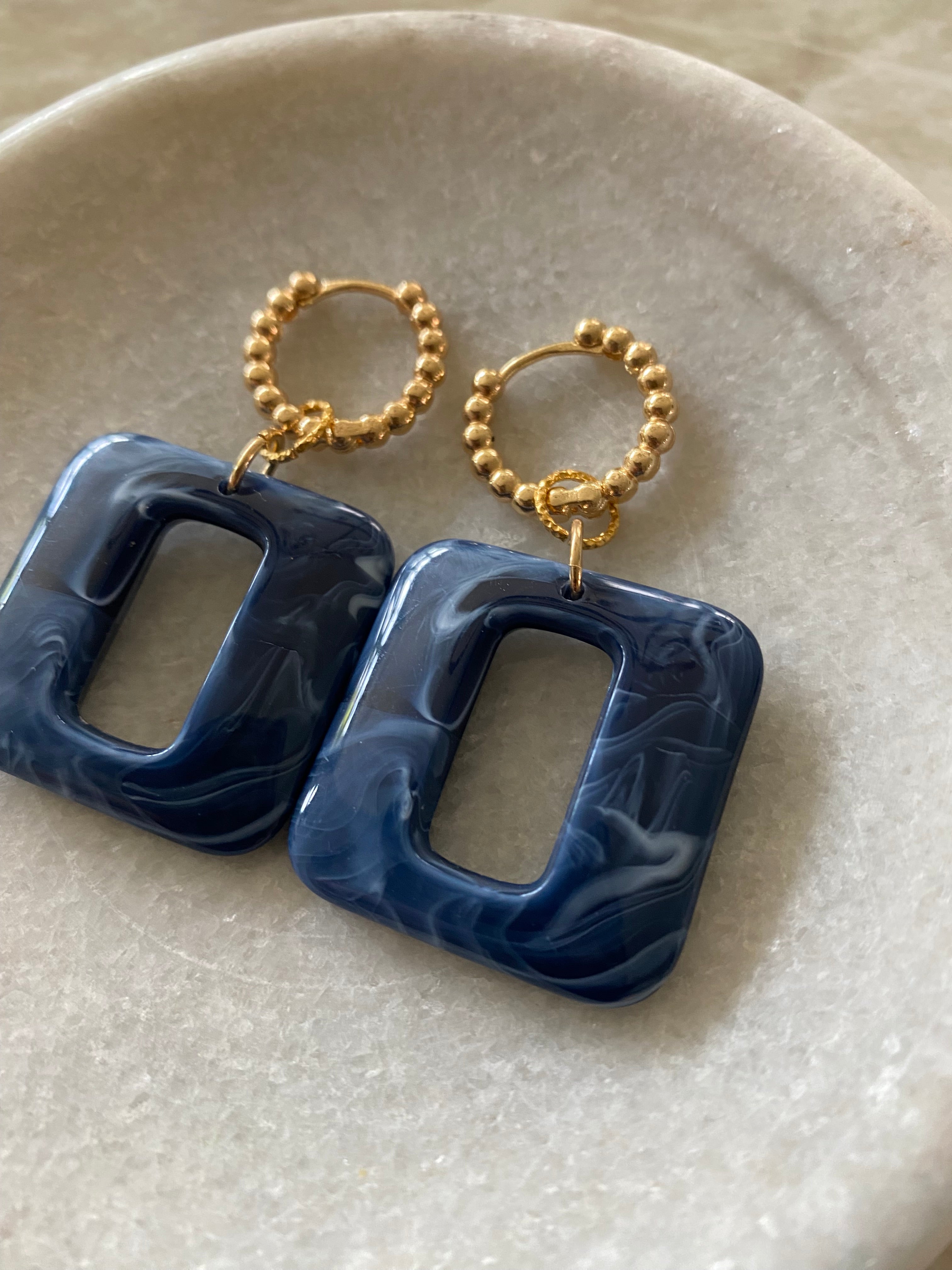 Goldplated creolen met donker blauwe Resin hangers