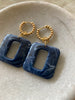 Goldplated creolen met donker blauwe Resin hangers