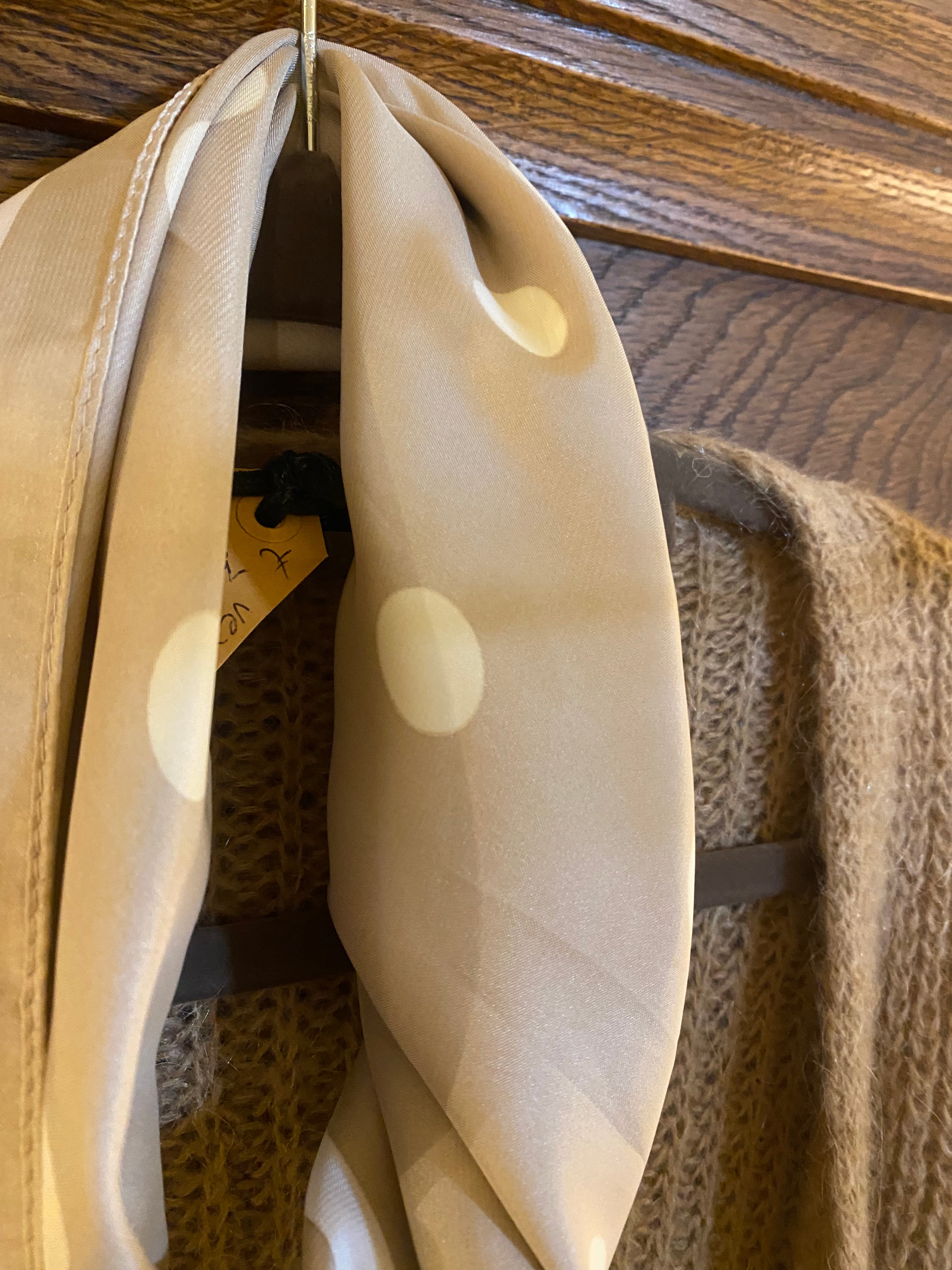 Zijden sjaal beige met witte polkadot