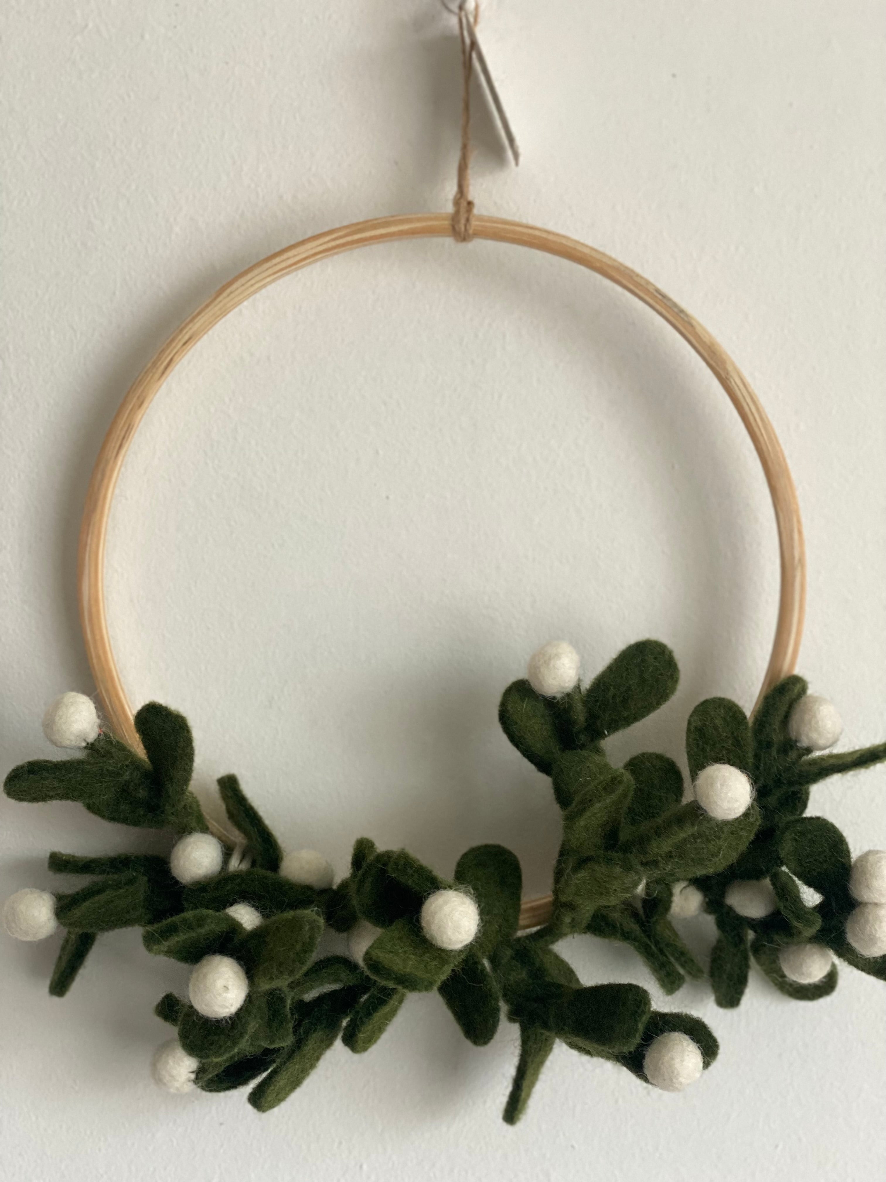 Houten krans met wolvilt mistletoe