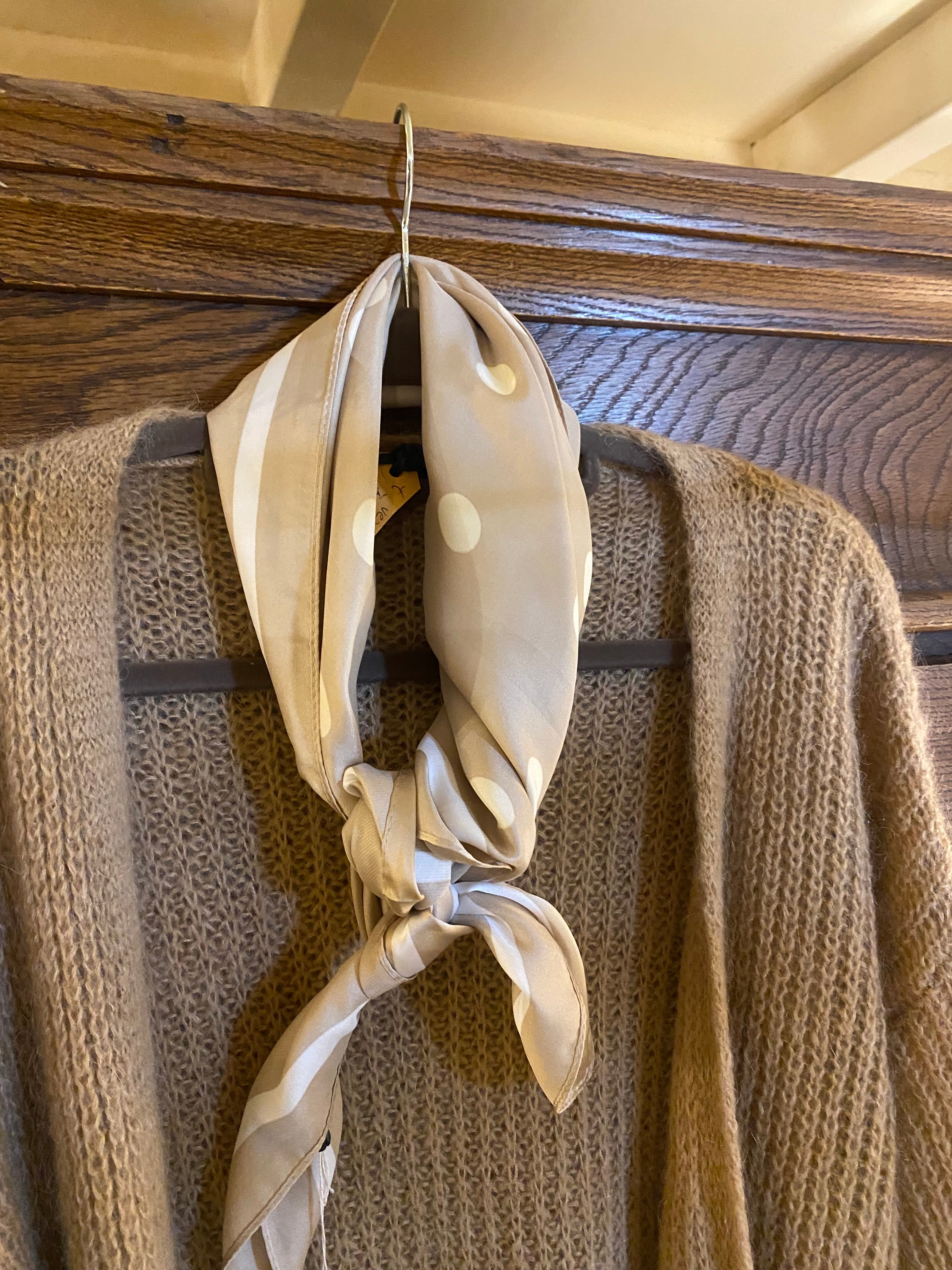 Zijden sjaal beige met witte polkadot