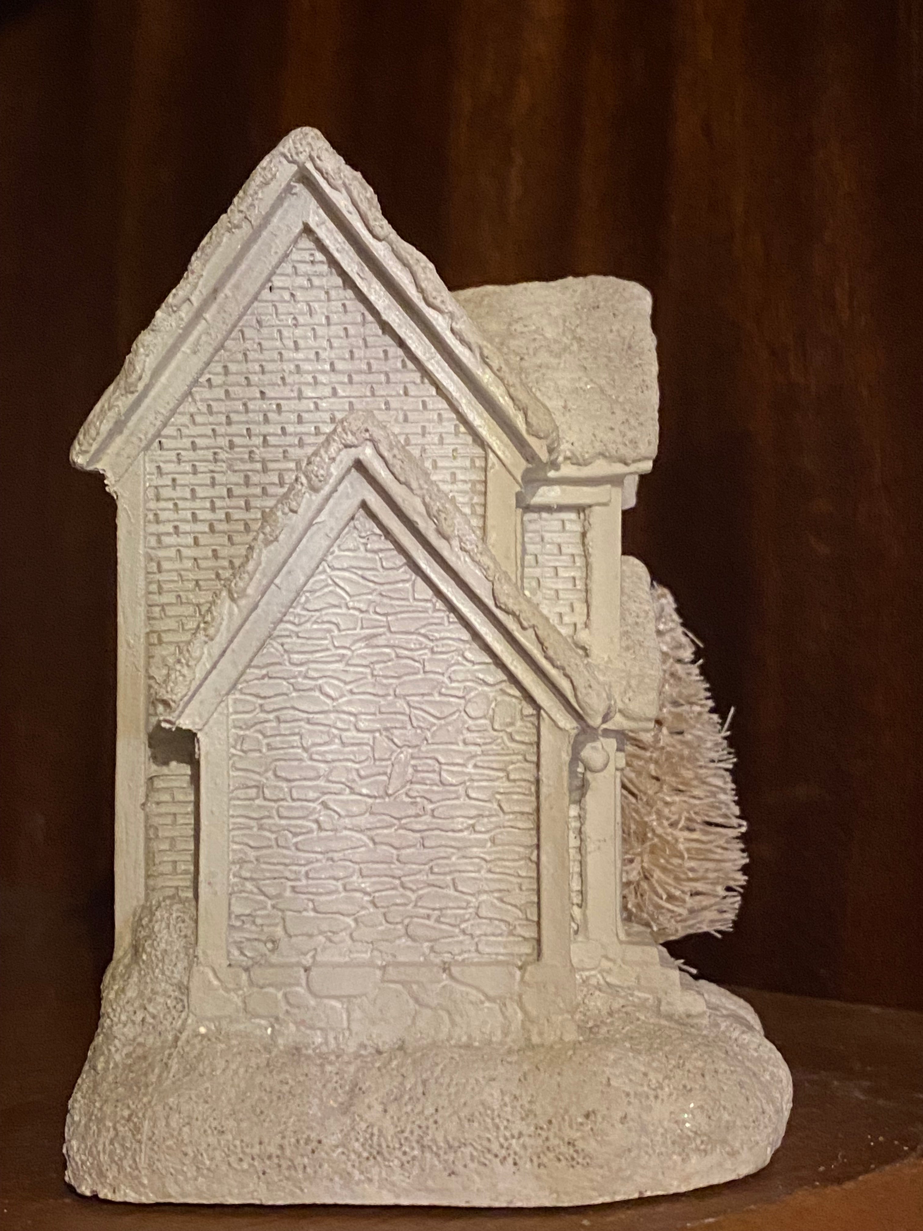 Huisje met dennenboompje.