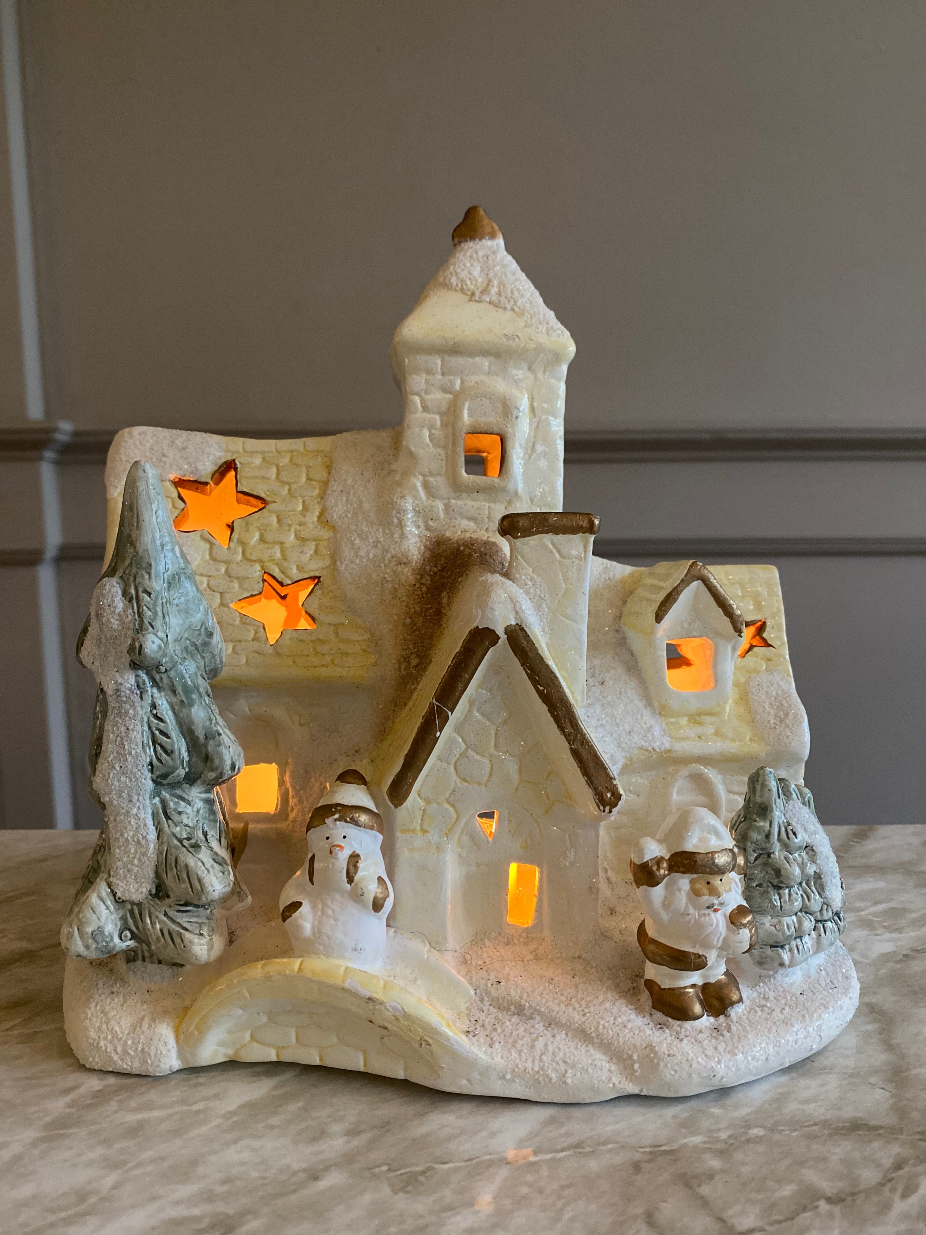 Kerstkerk van steen voor waxine verlichting