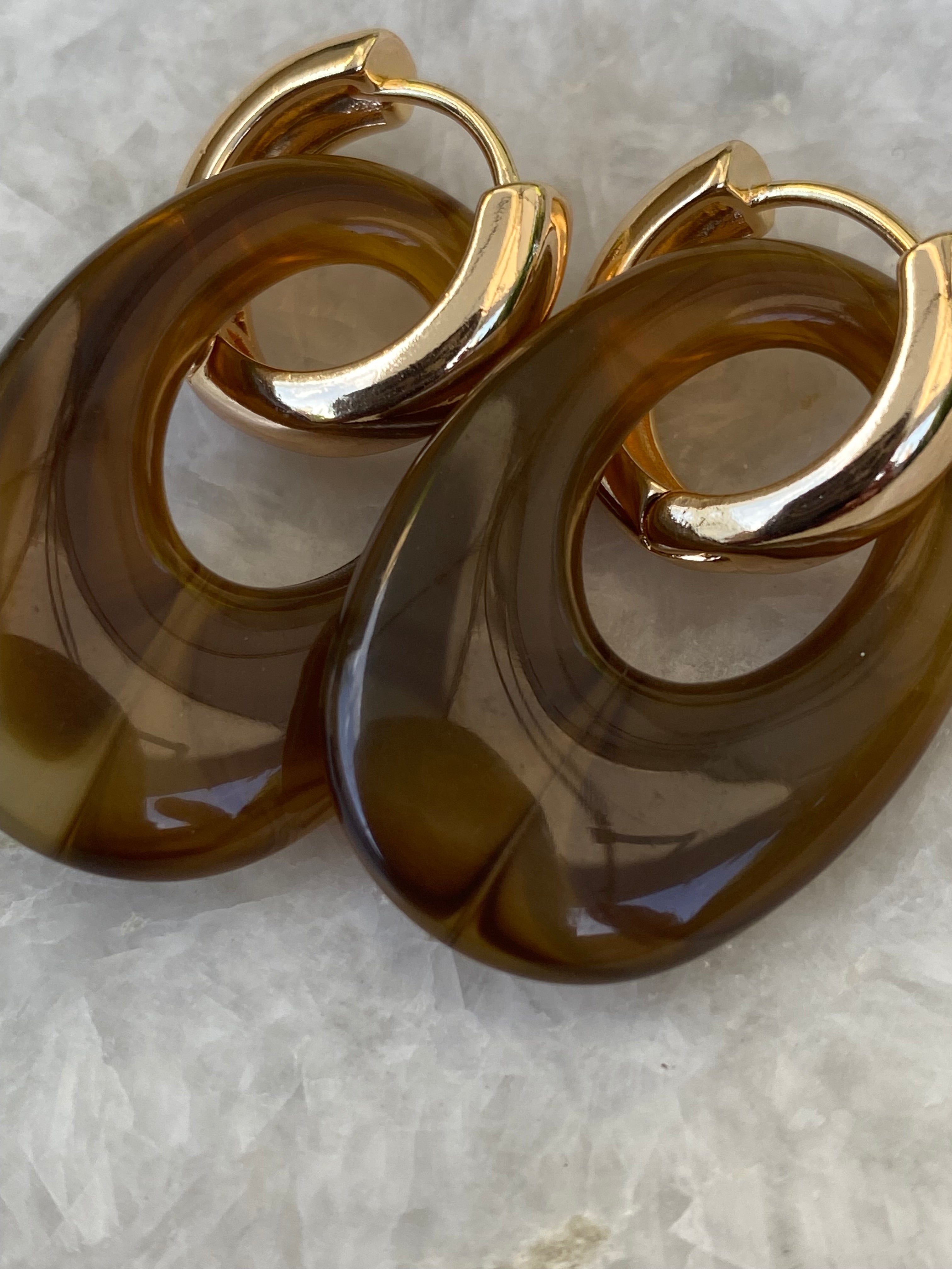 Creolen 24 K Goldplated  met hanger bruin Resin