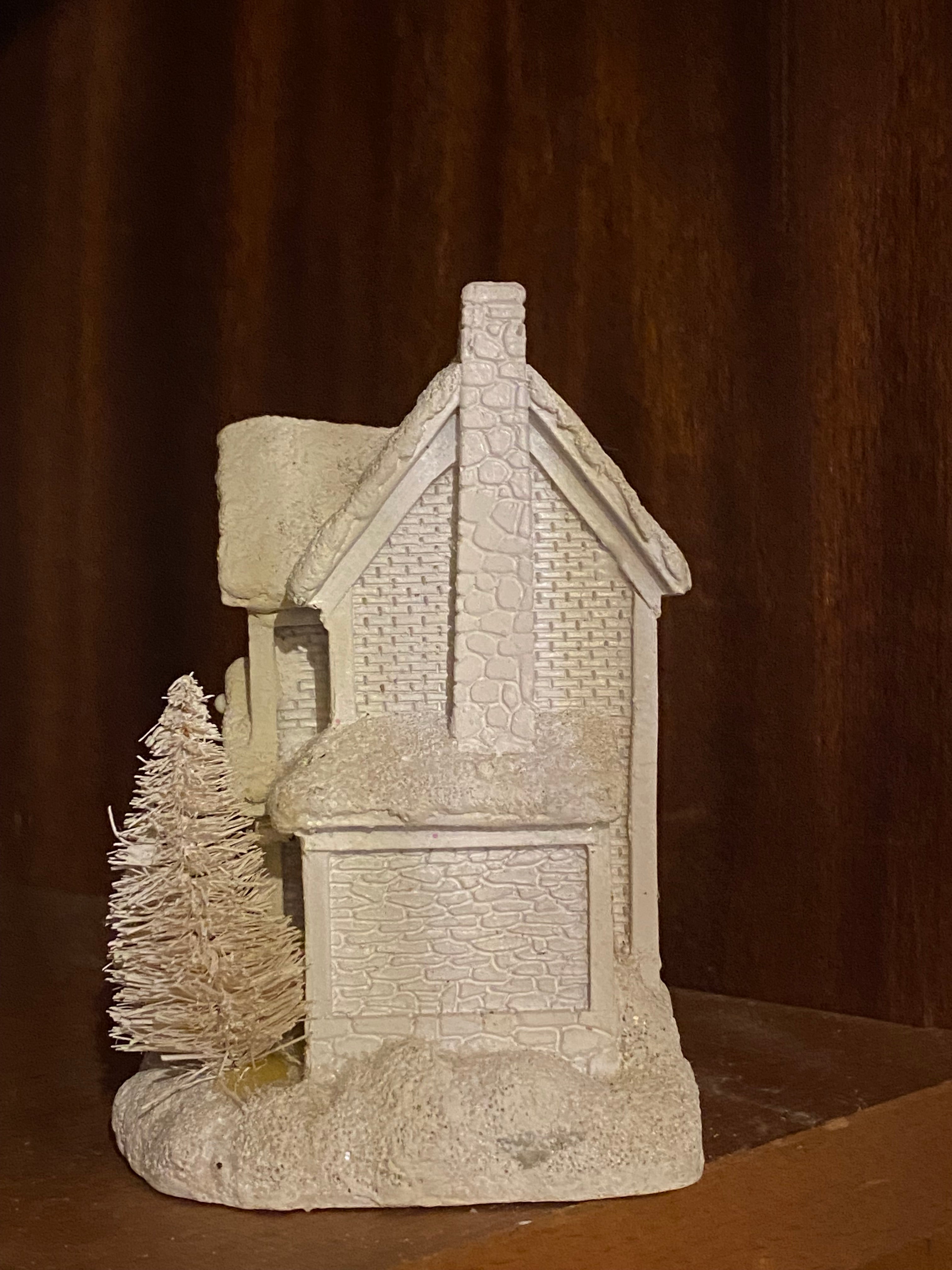 Huisje met dennenboompje.