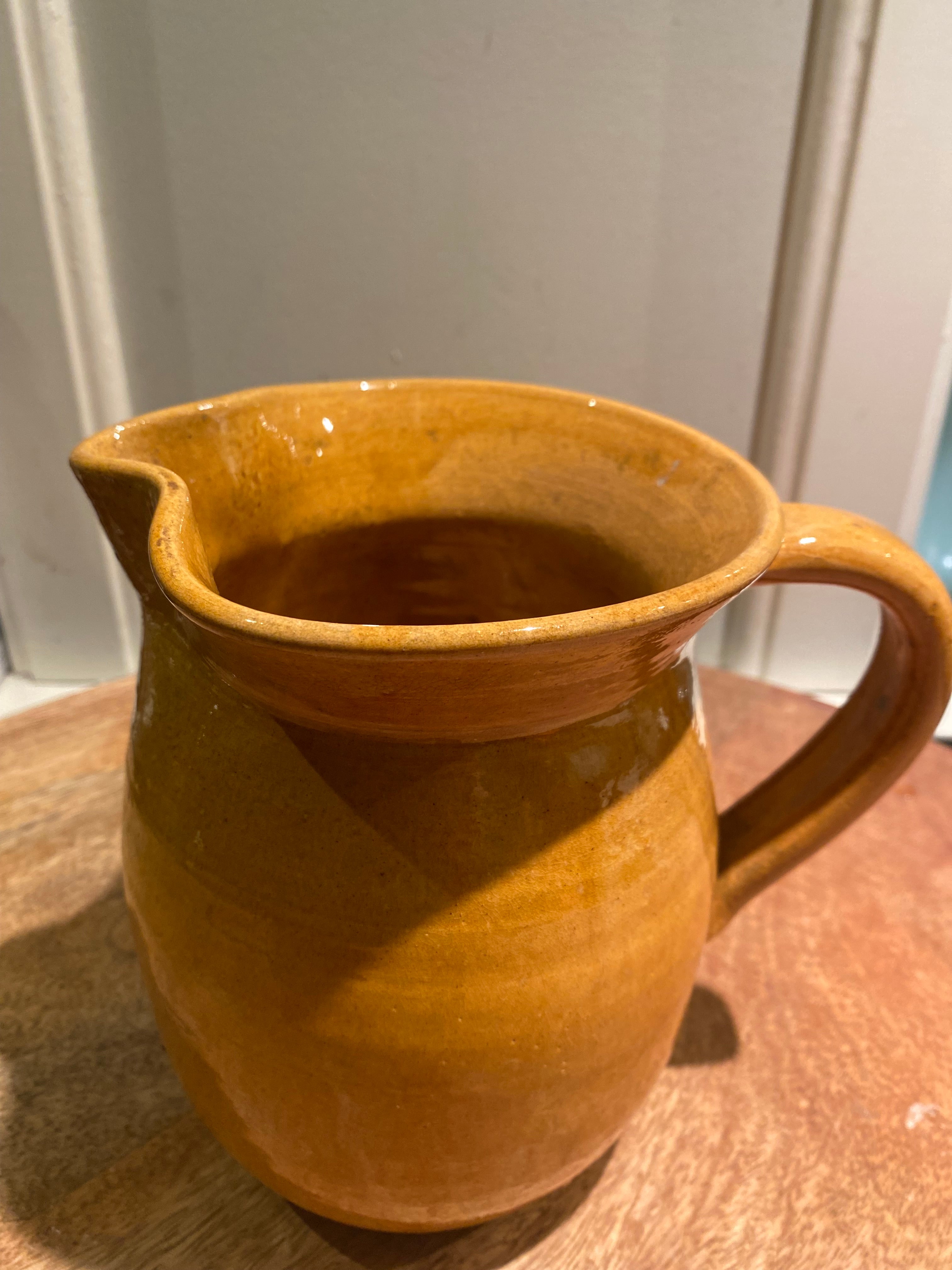 Okergele brocante kan