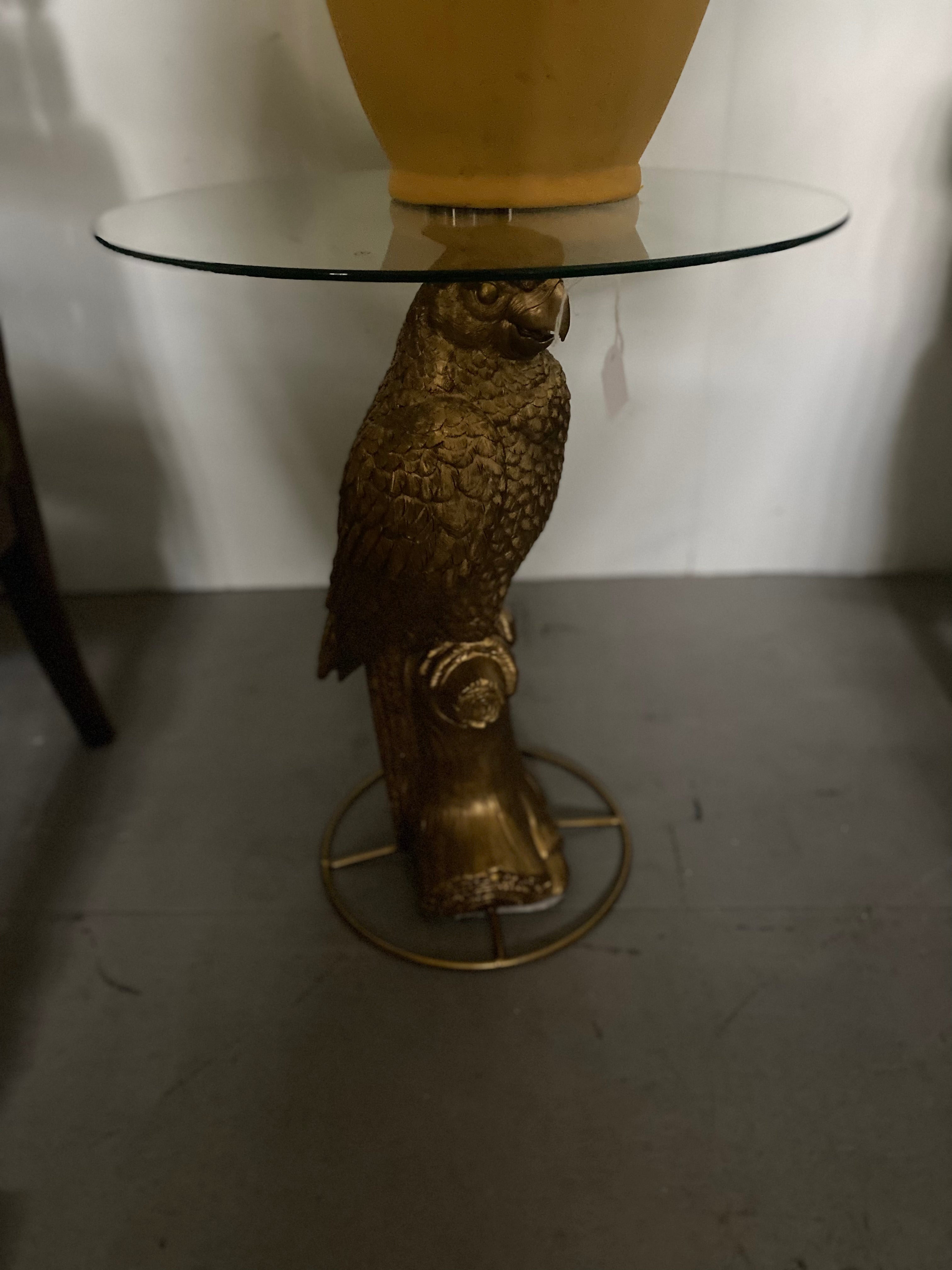 Glazen tafel met papegaai 🦜 poot.