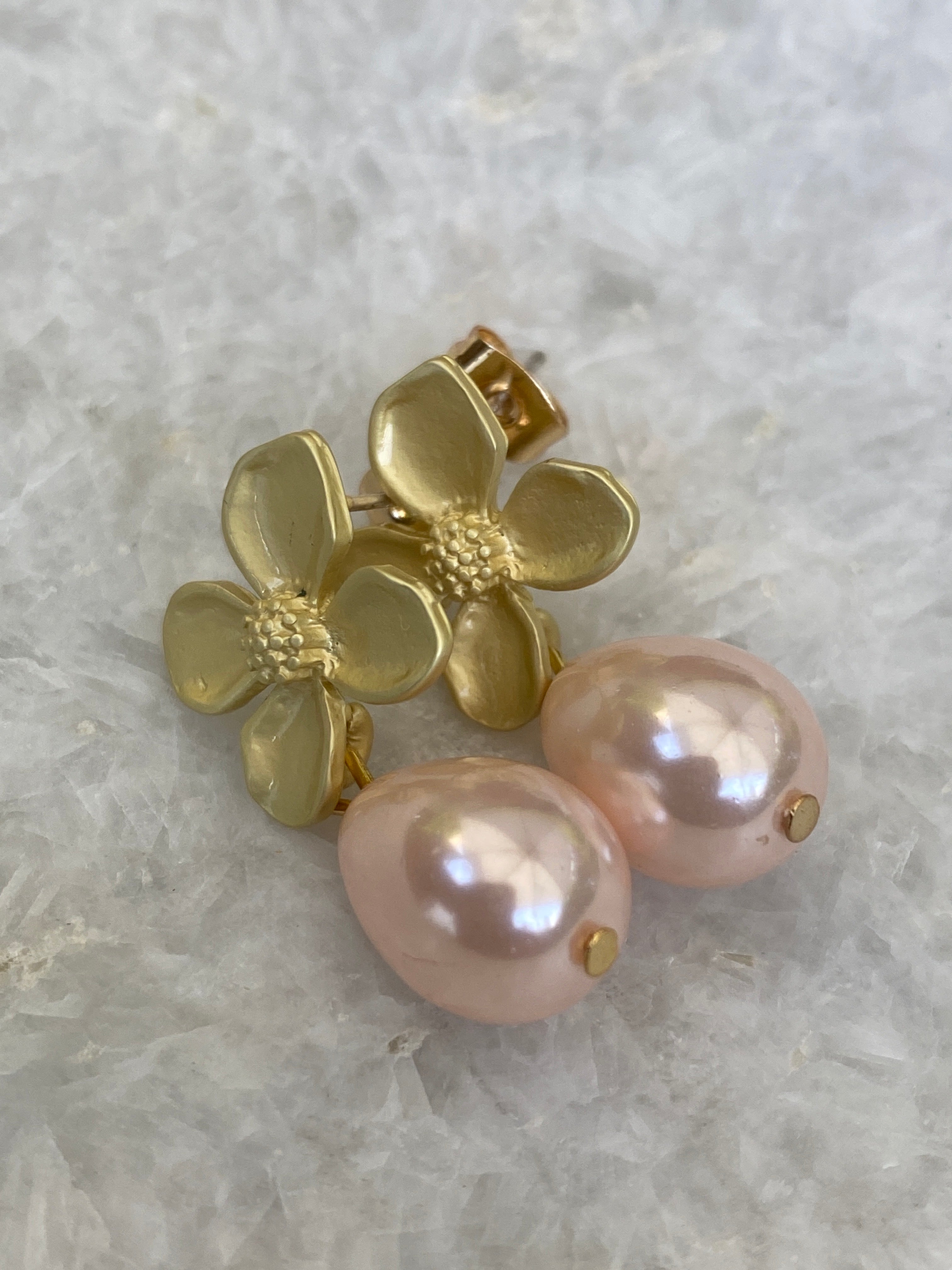 roze  parel oorbellen met bloemsteker