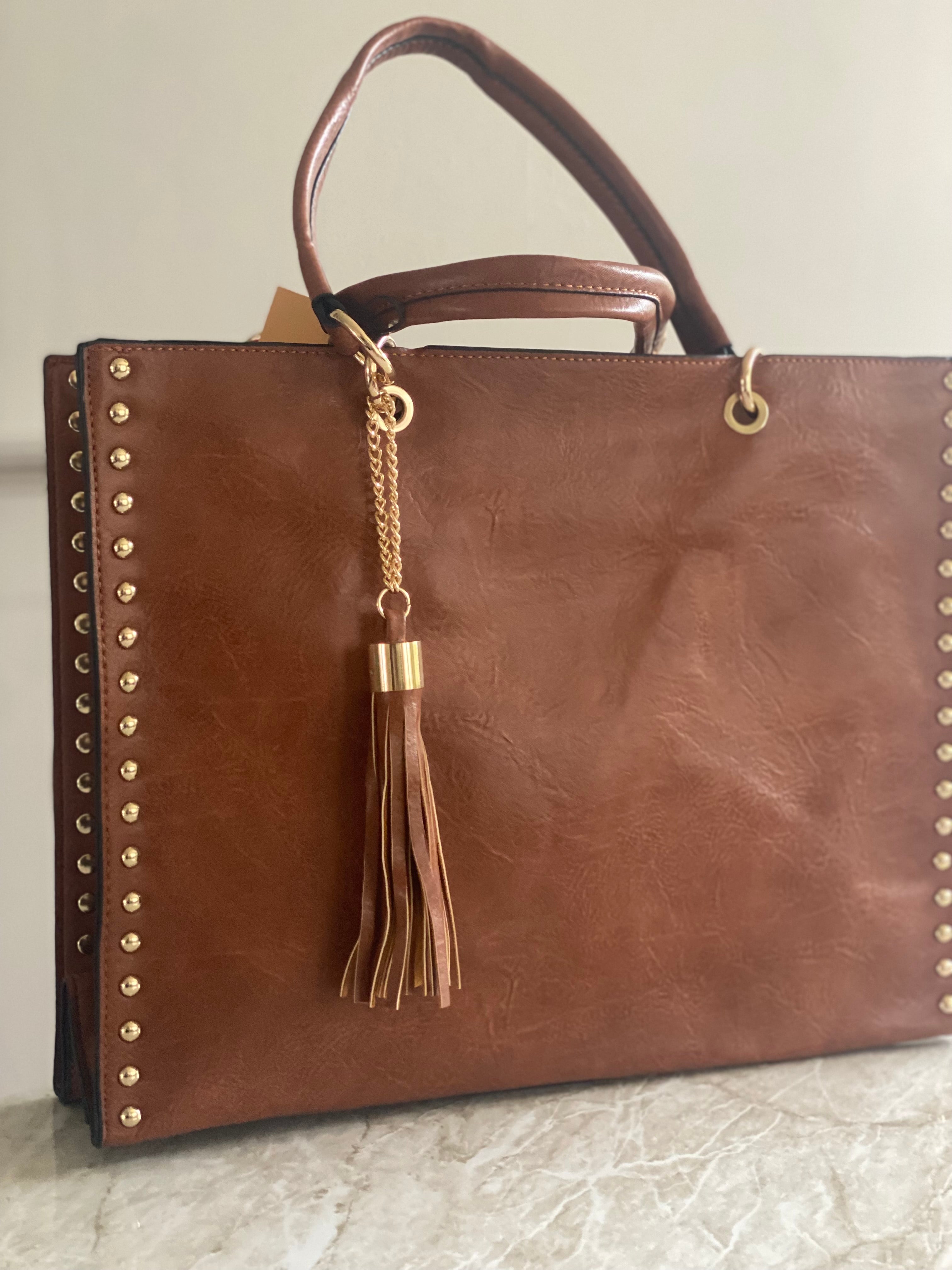 Camelkleurige schoudertas met gouden studs