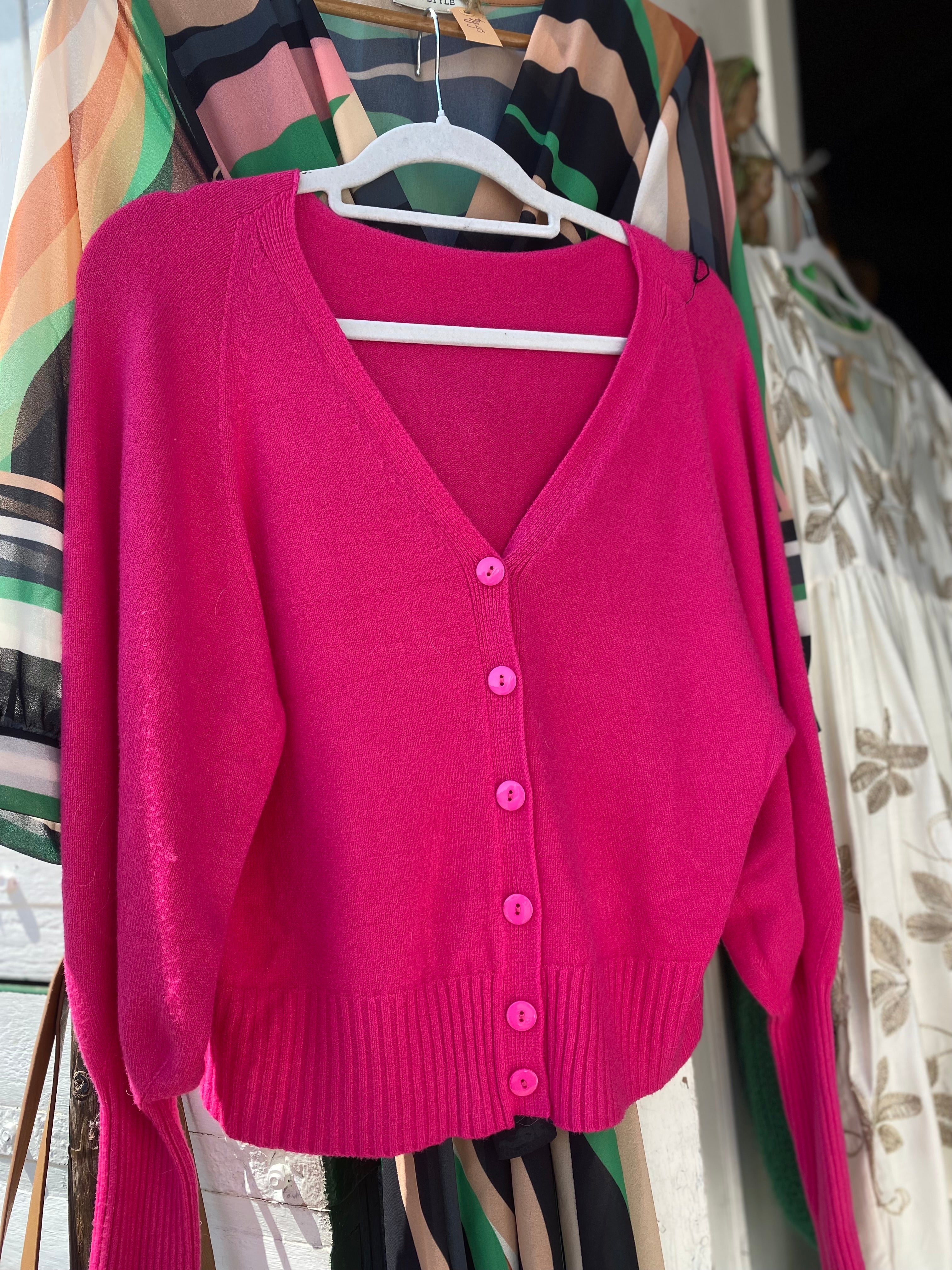 Fuchsia vest, met lange manchetten.