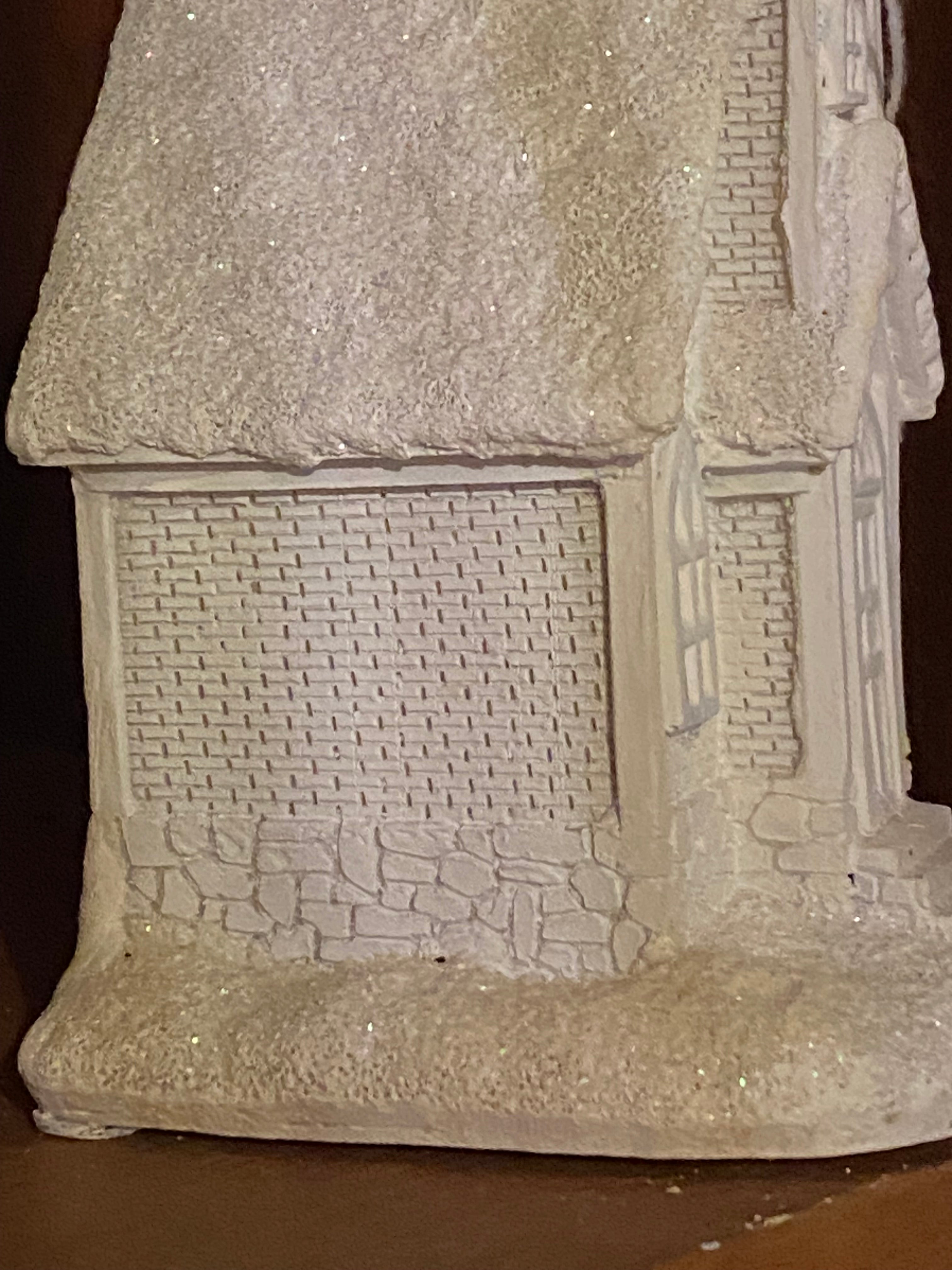 Decoratief kerkje van steen