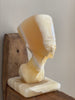 Egyptisch hoofd van beige marmer