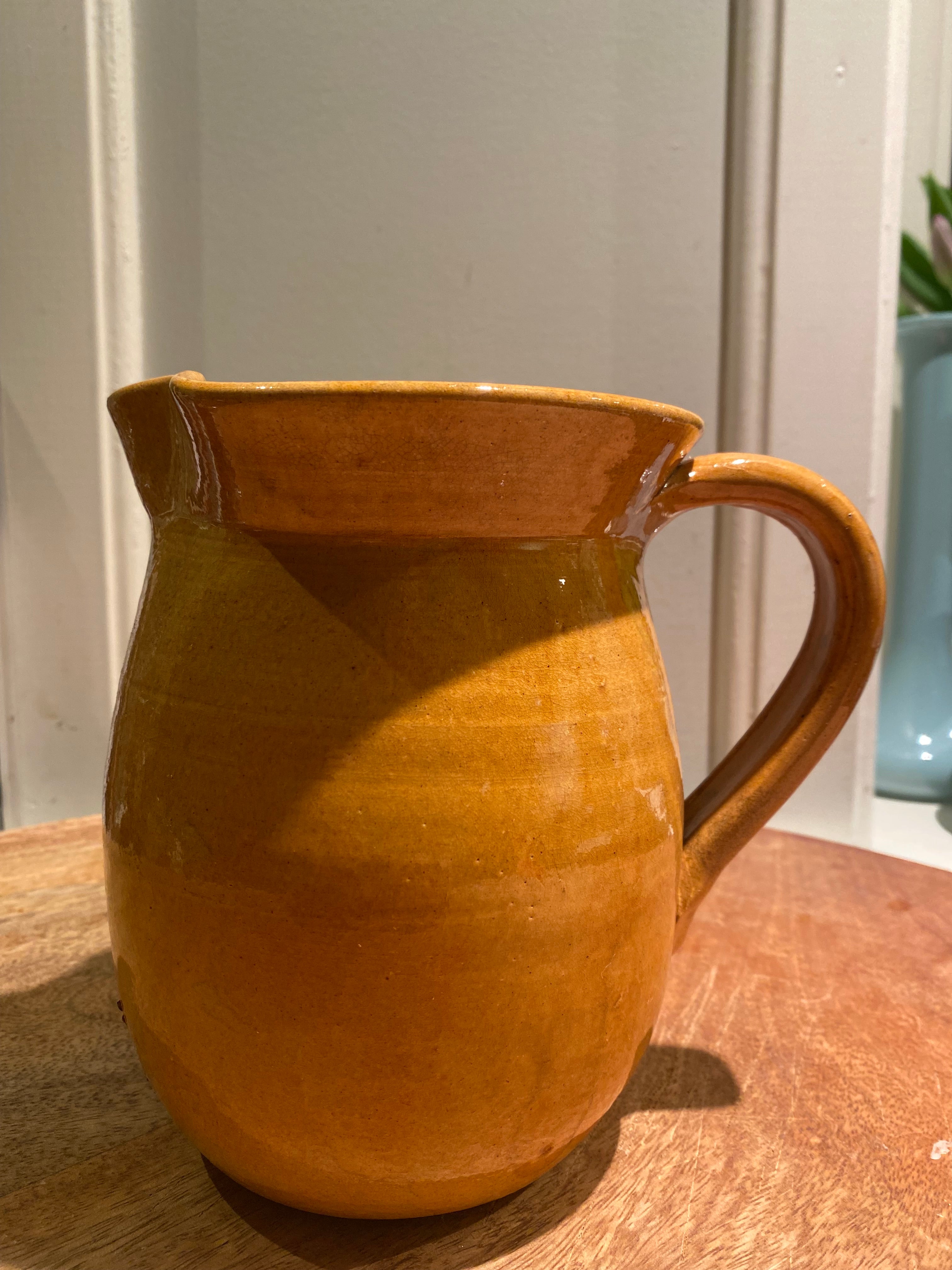 Okergele brocante kan