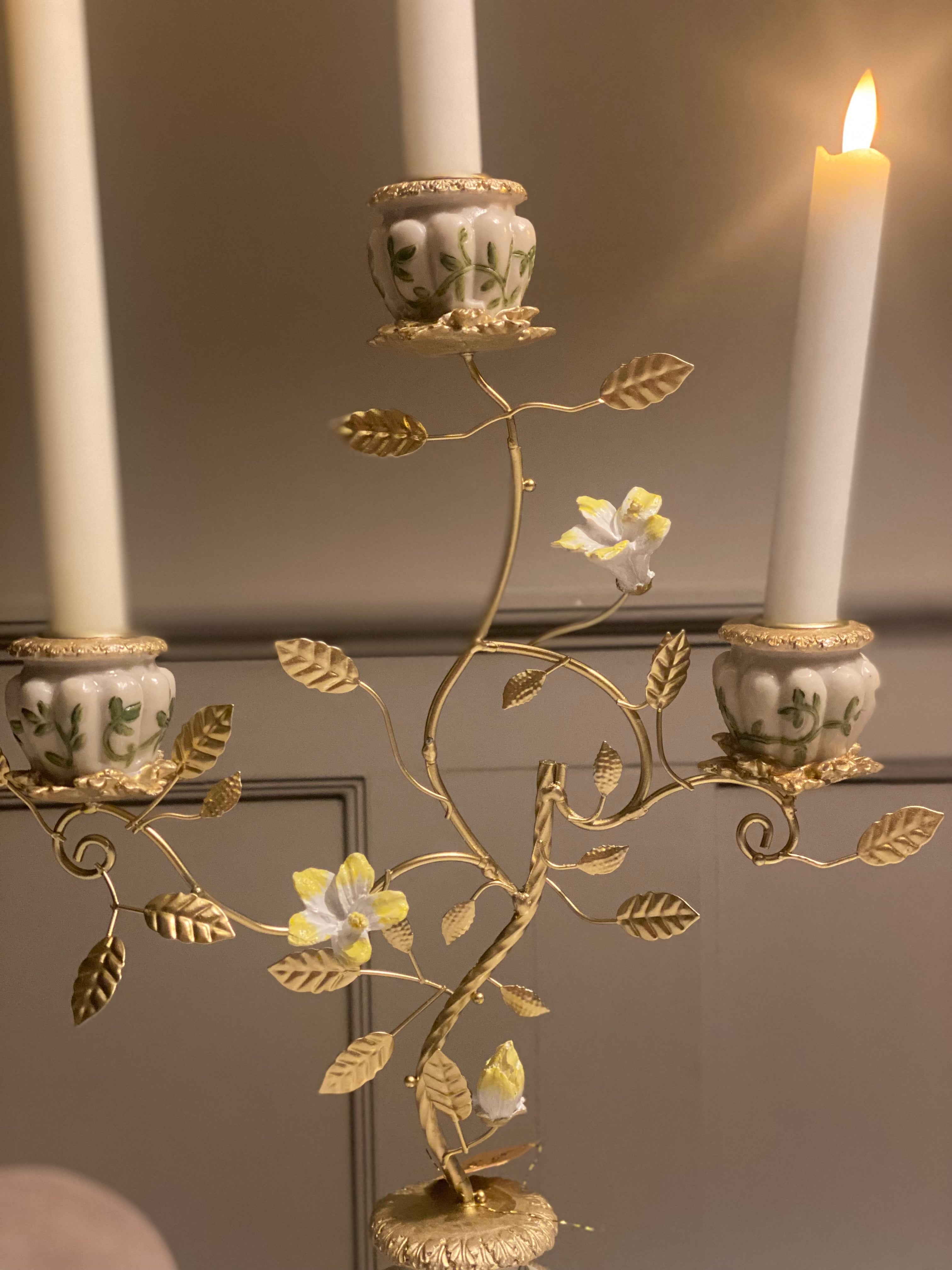 Kandelaar met keramiek bloemen
