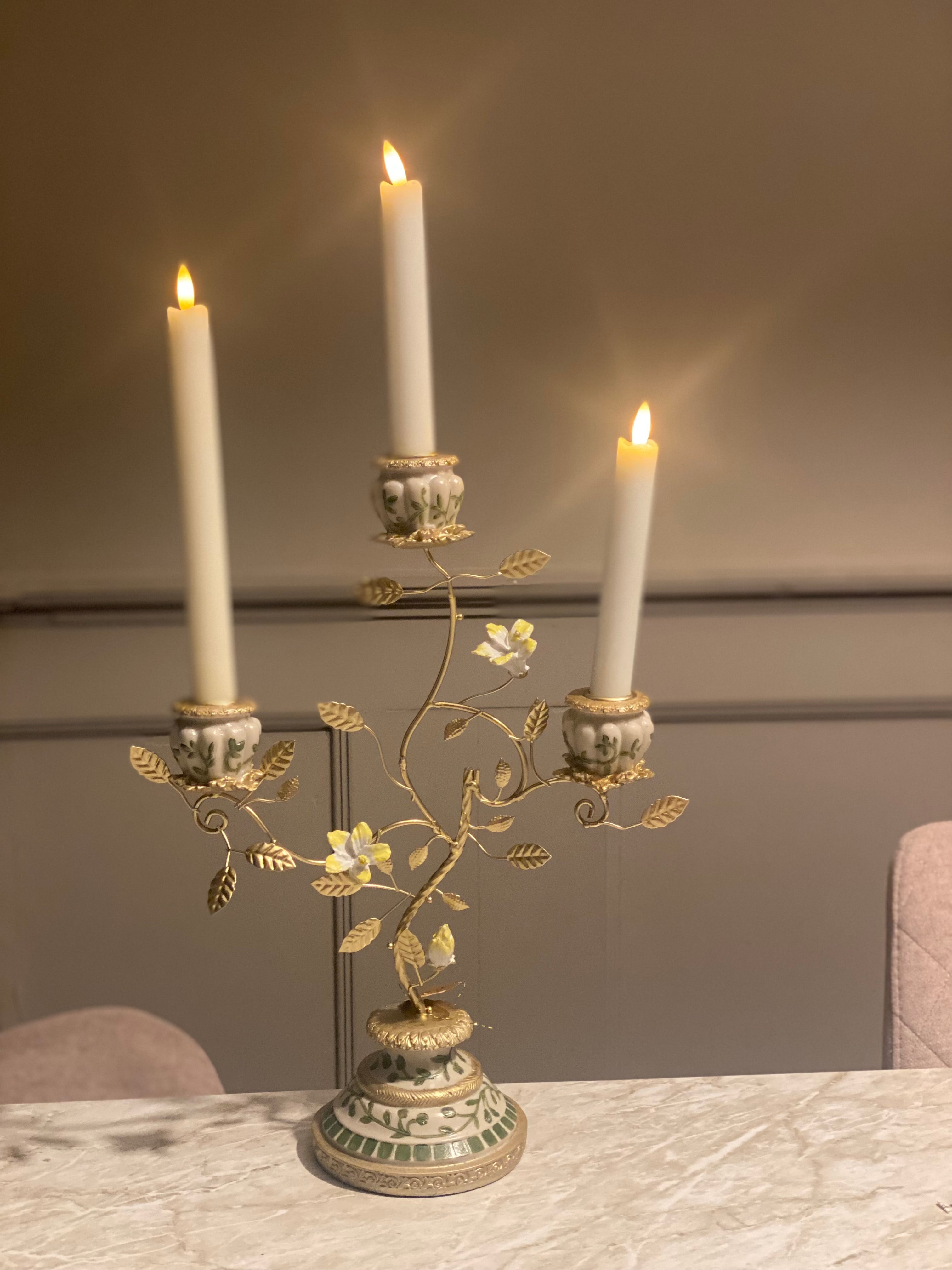 Kandelaar met keramiek bloemen