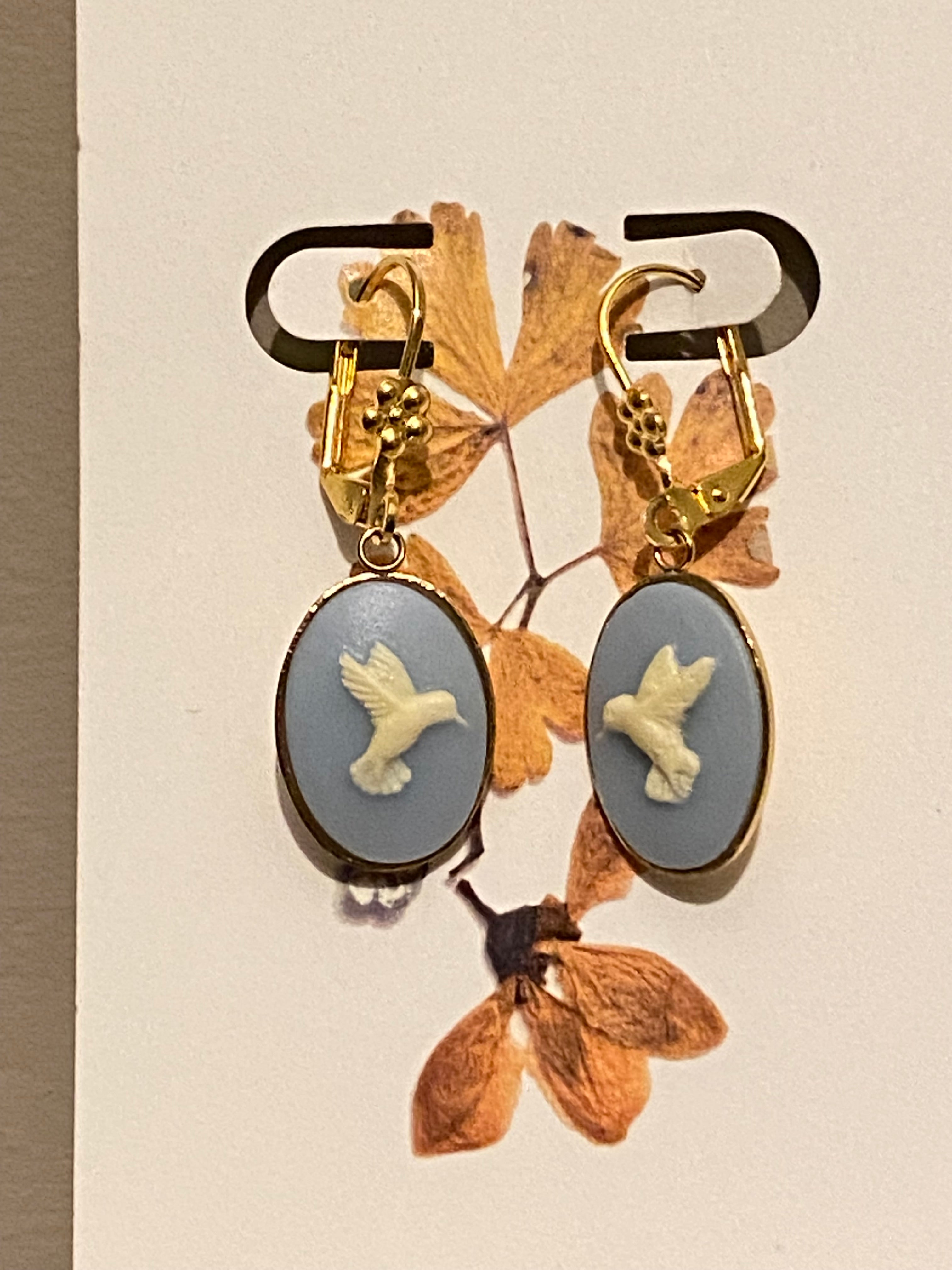 earrings cameo hummingbirds licht blauw