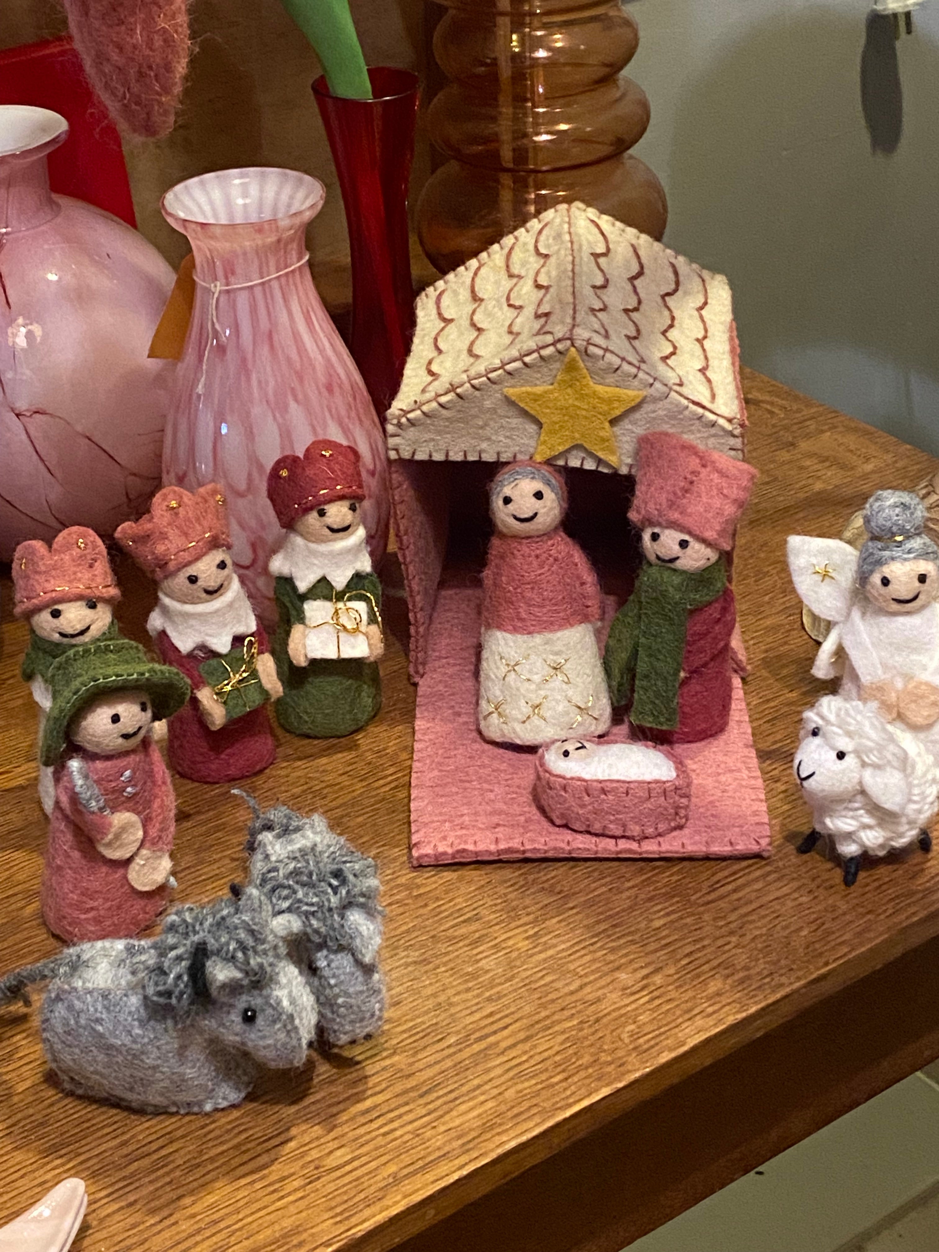 Roze kerststal van wolvilt