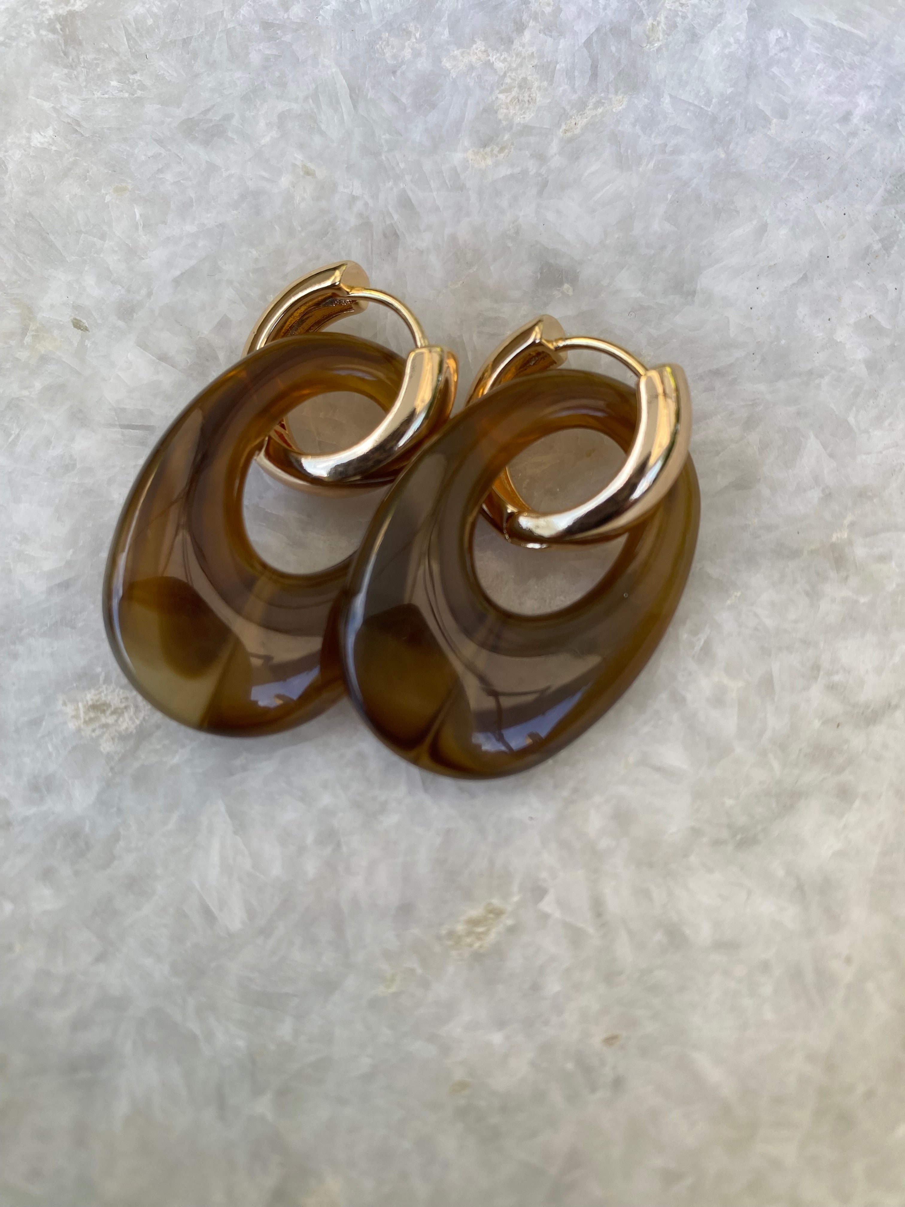 Creolen 24 K Goldplated  met hanger bruin Resin