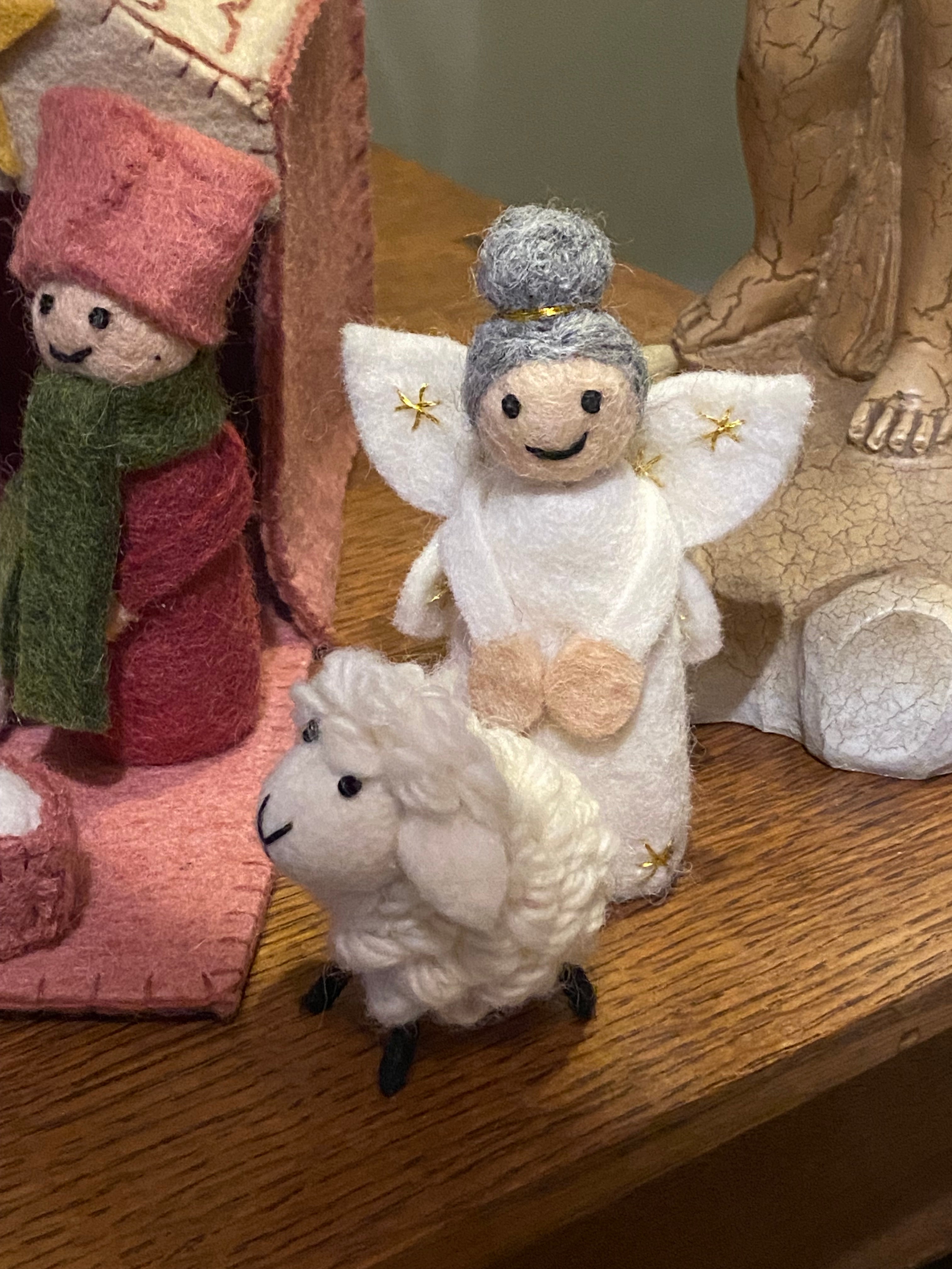 Roze kerststal van wolvilt