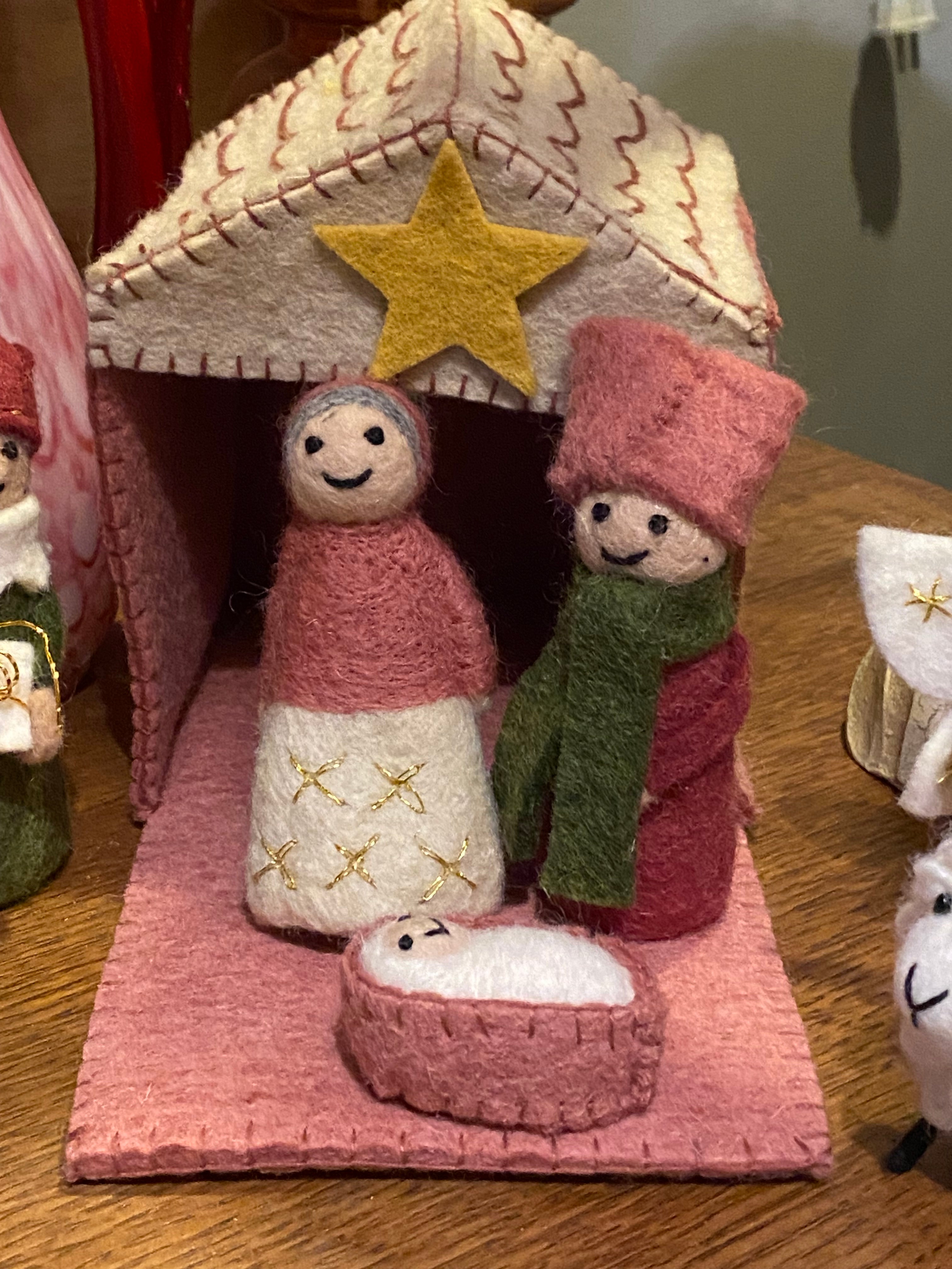 Roze kerststal van wolvilt