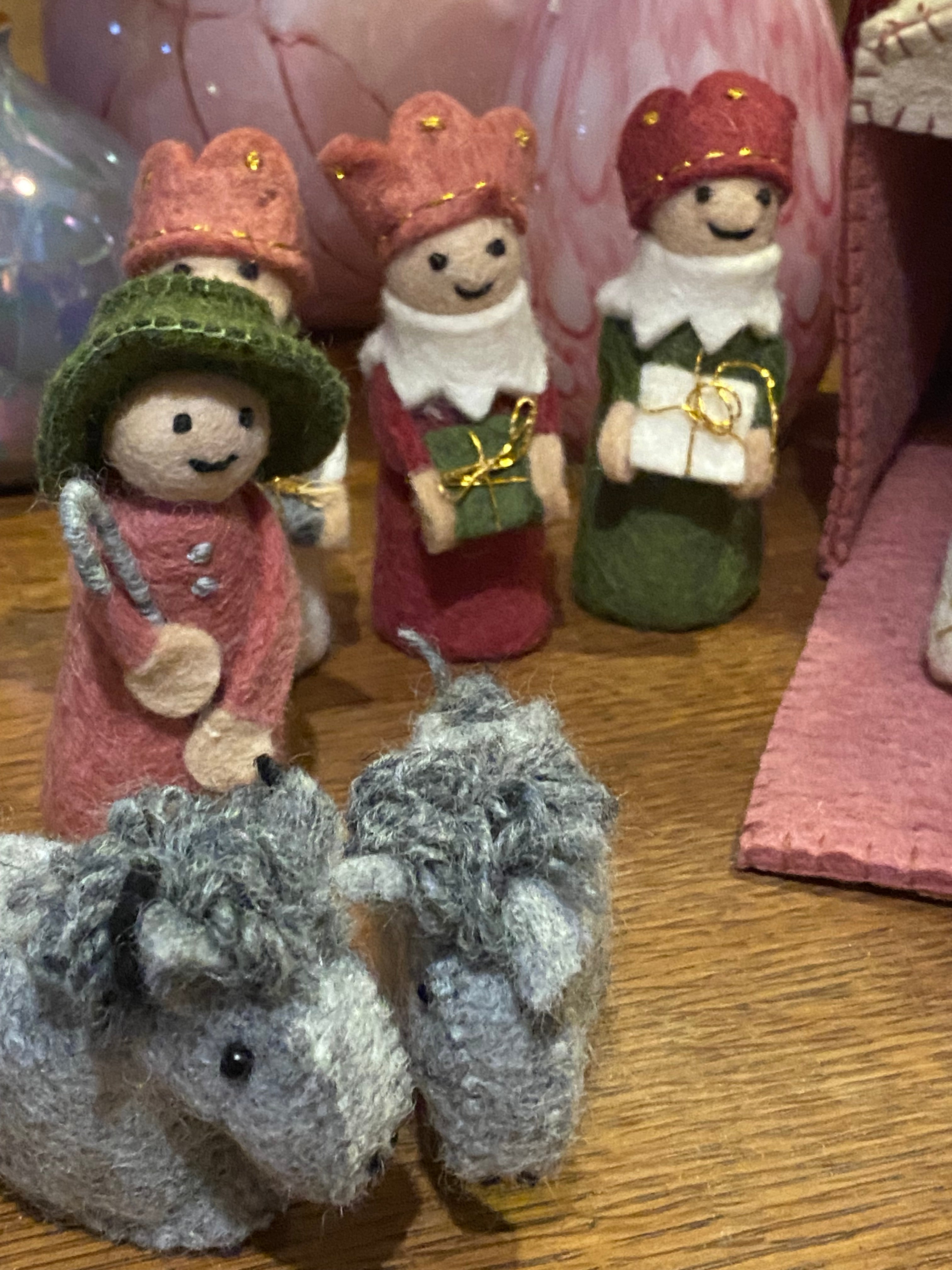 Roze kerststal van wolvilt