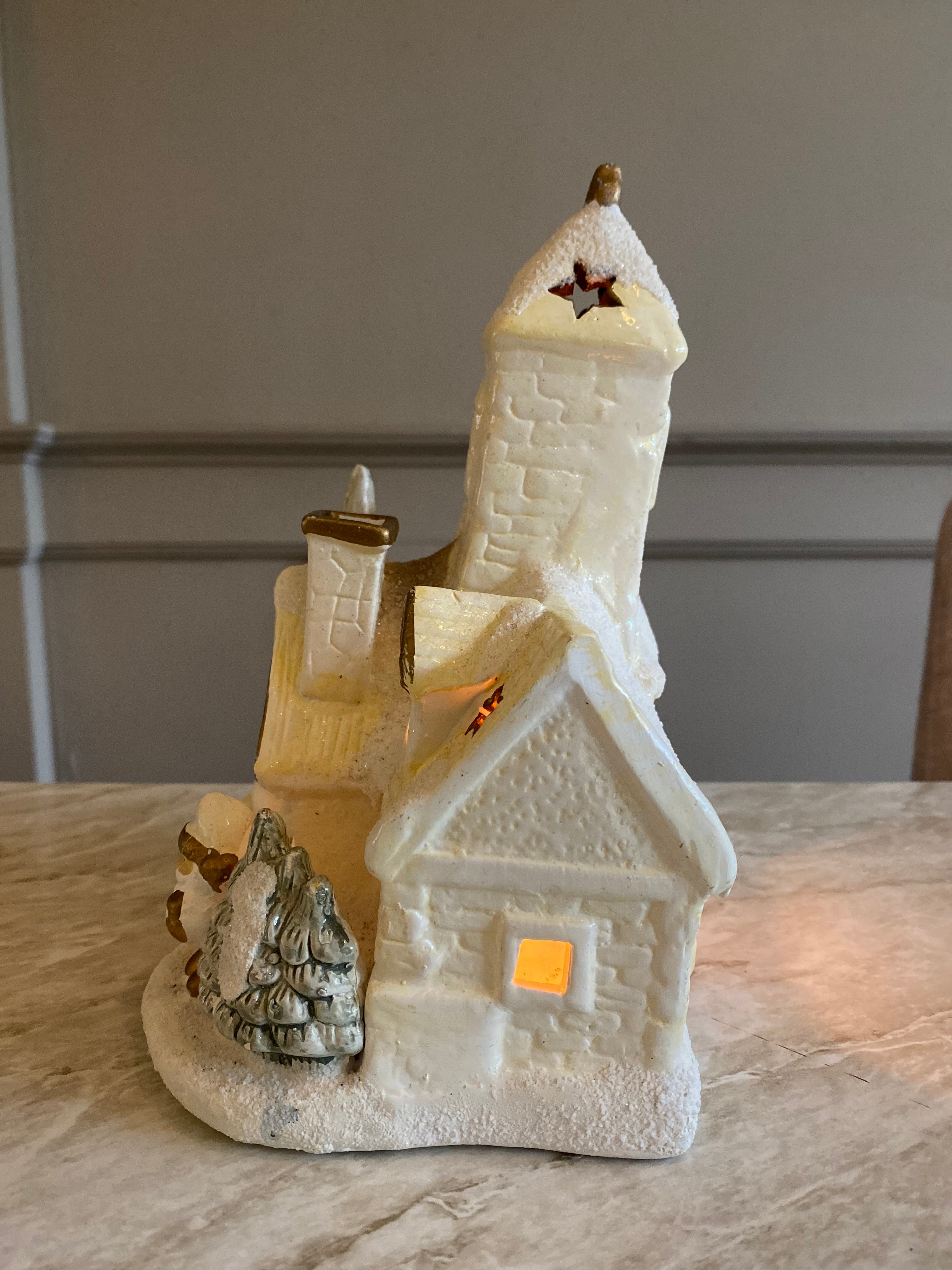 Kerstkerk van steen voor waxine verlichting