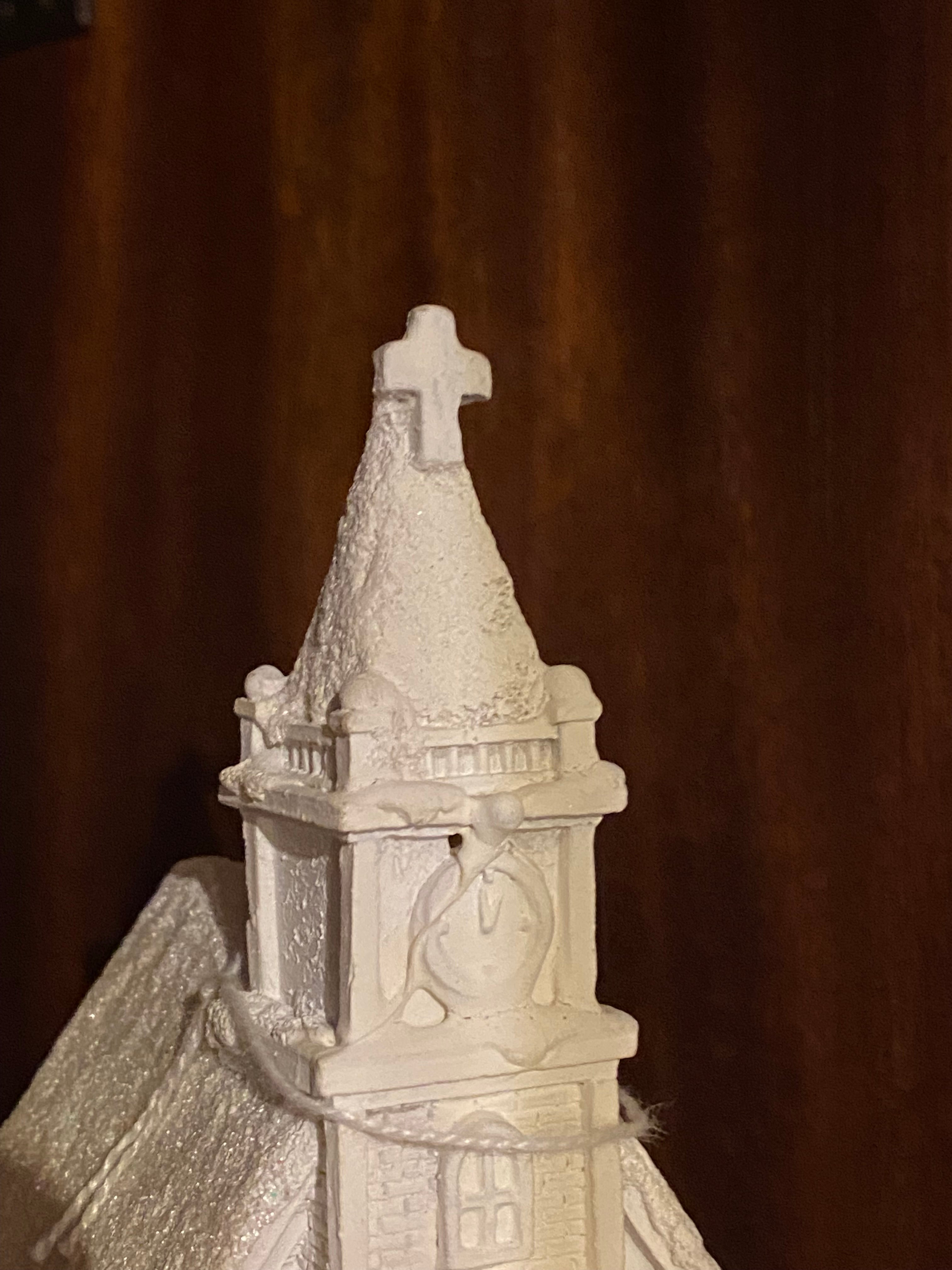 Decoratief kerkje van steen