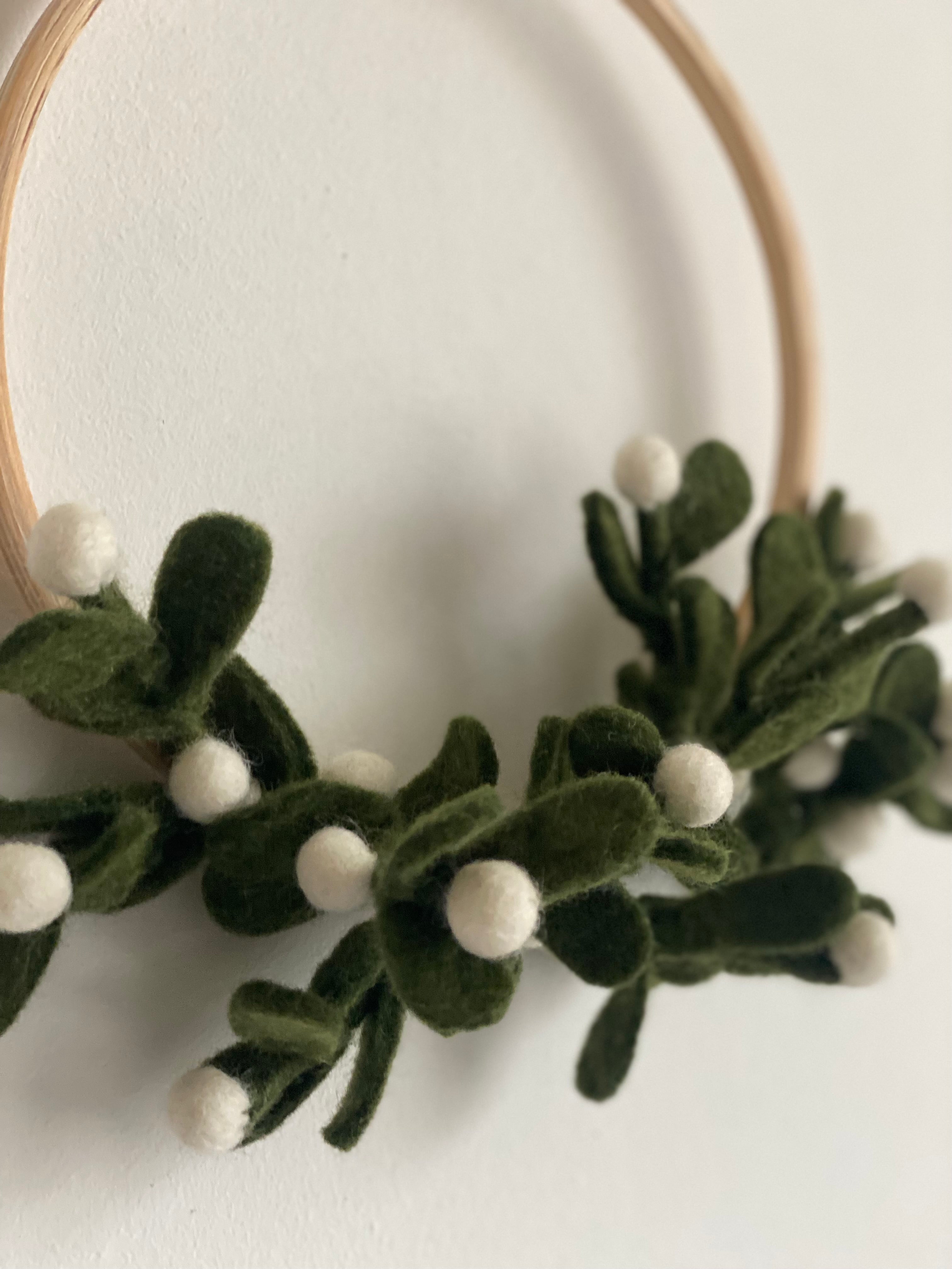 Houten krans met wolvilt mistletoe