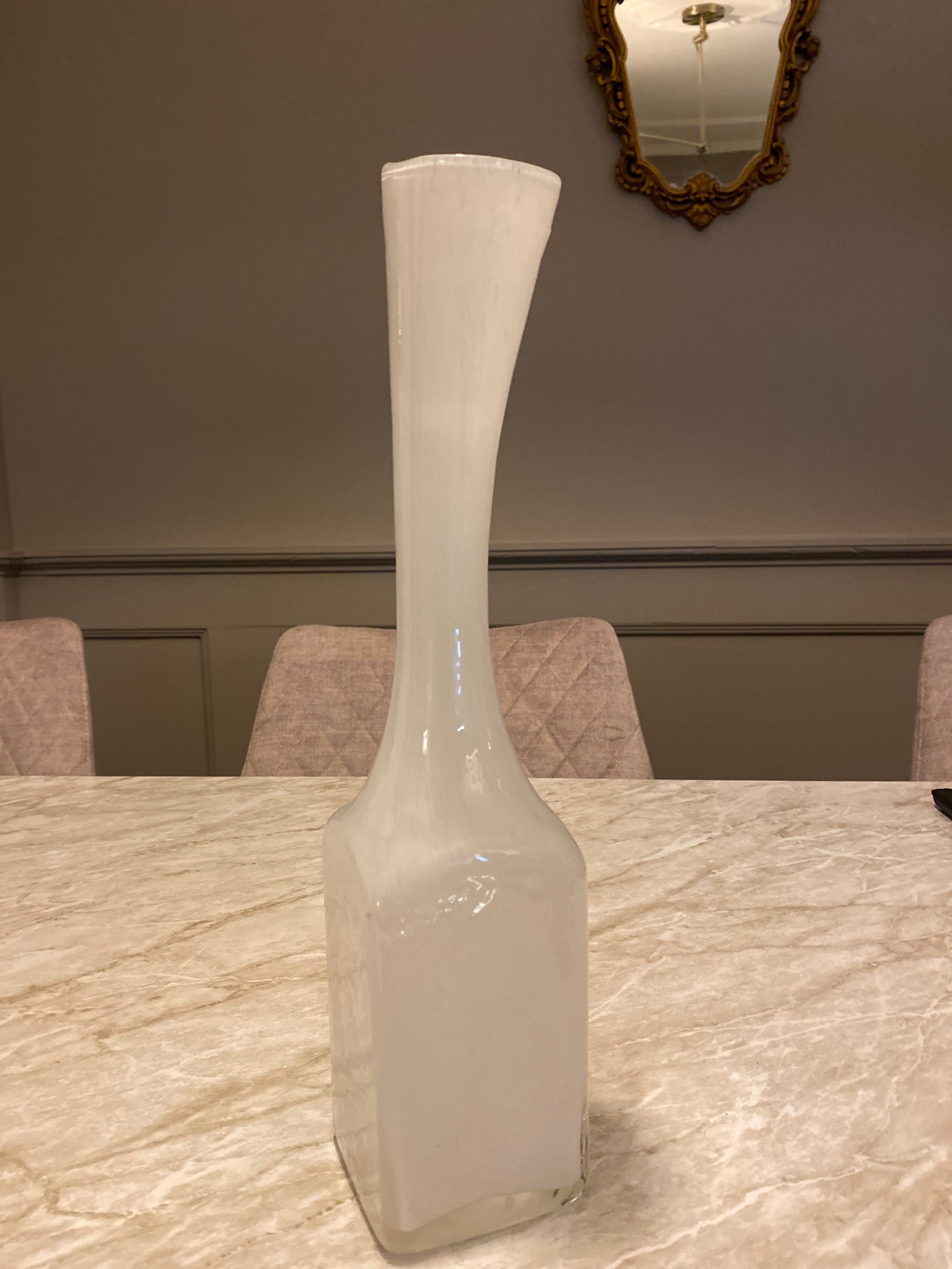 Witte glazen vaas ( melkglas)