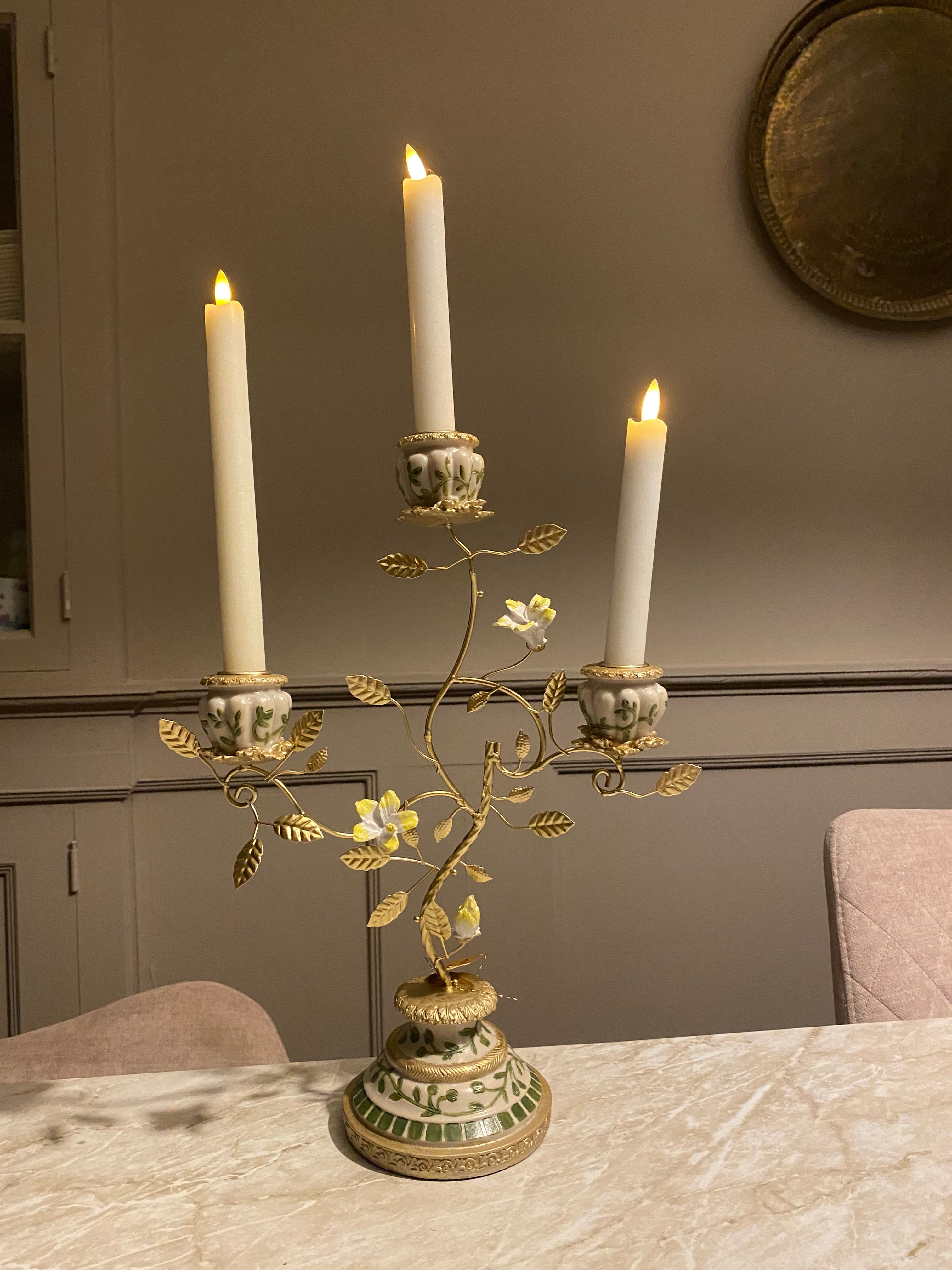 Kandelaar met keramiek bloemen