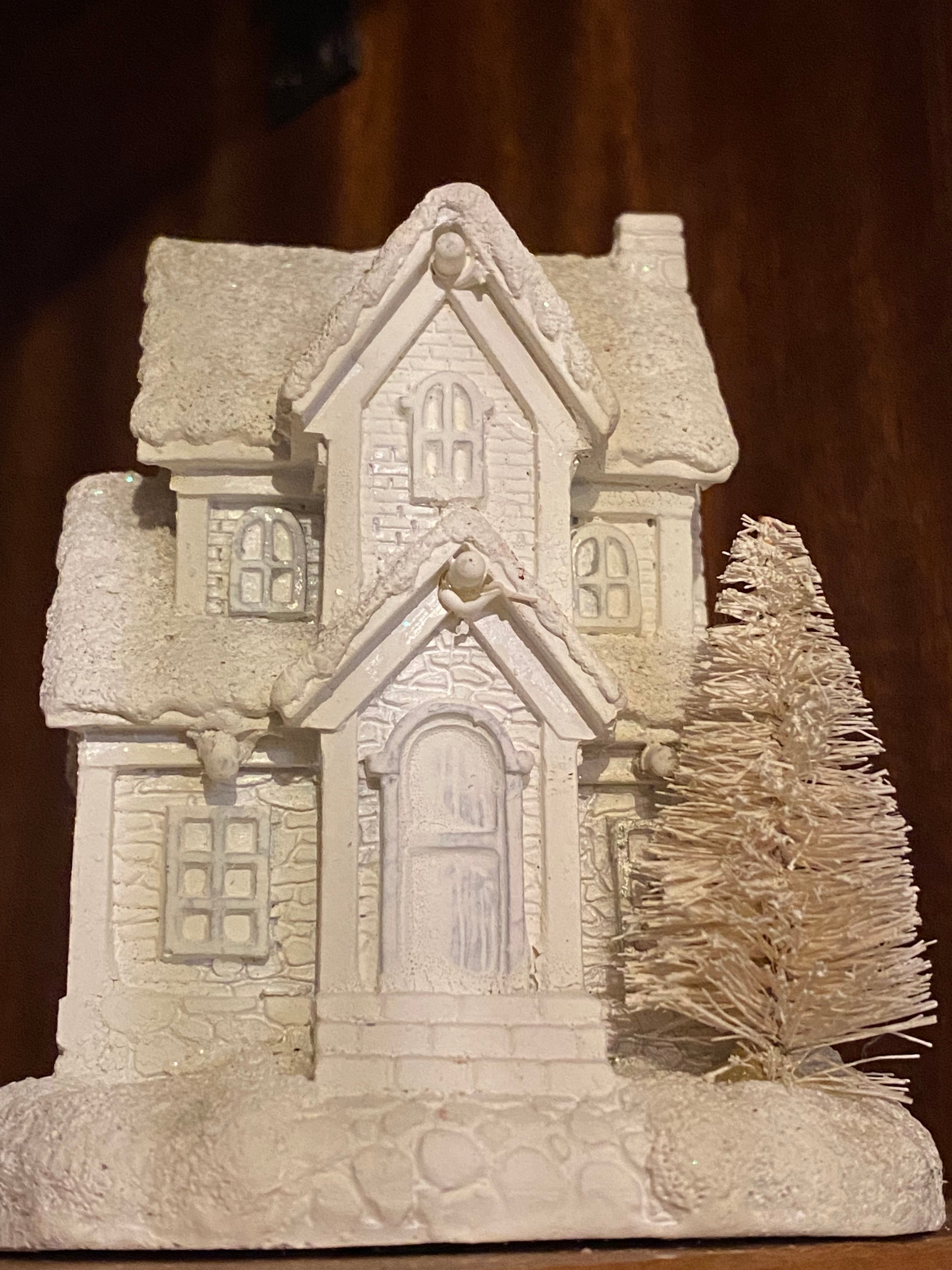 Huisje met dennenboompje.