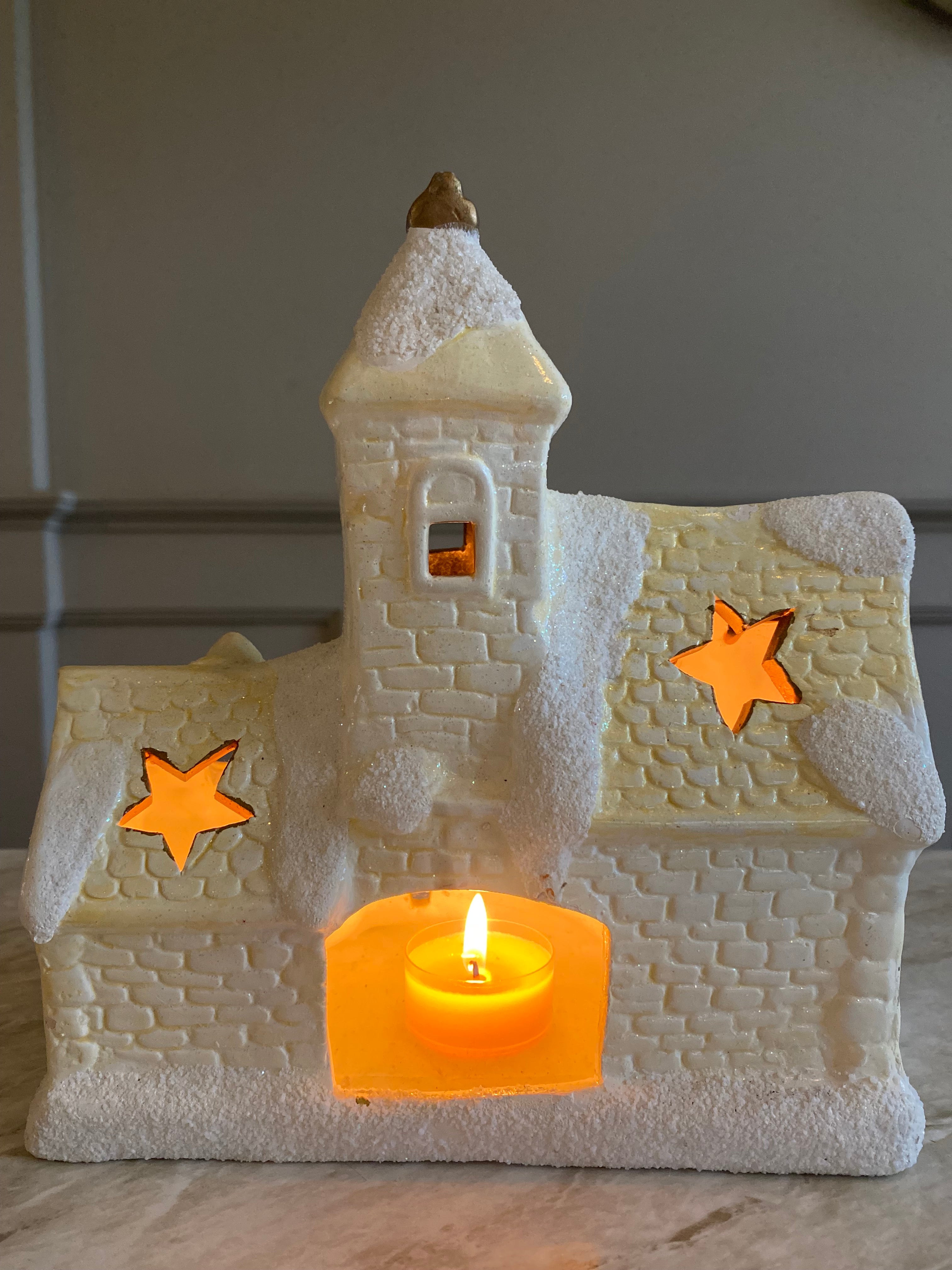Kerstkerk van steen voor waxine verlichting