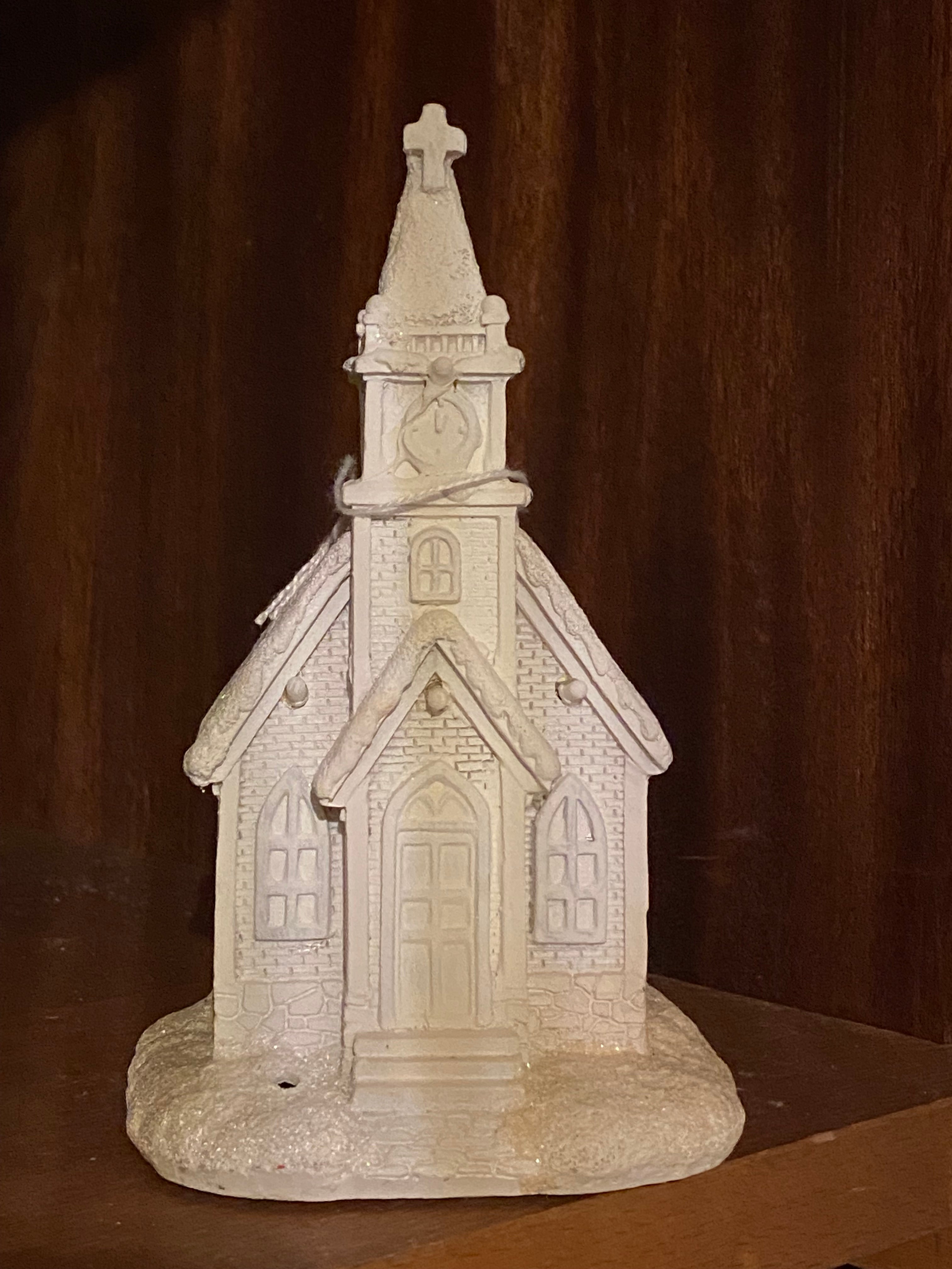 Decoratief kerkje van steen