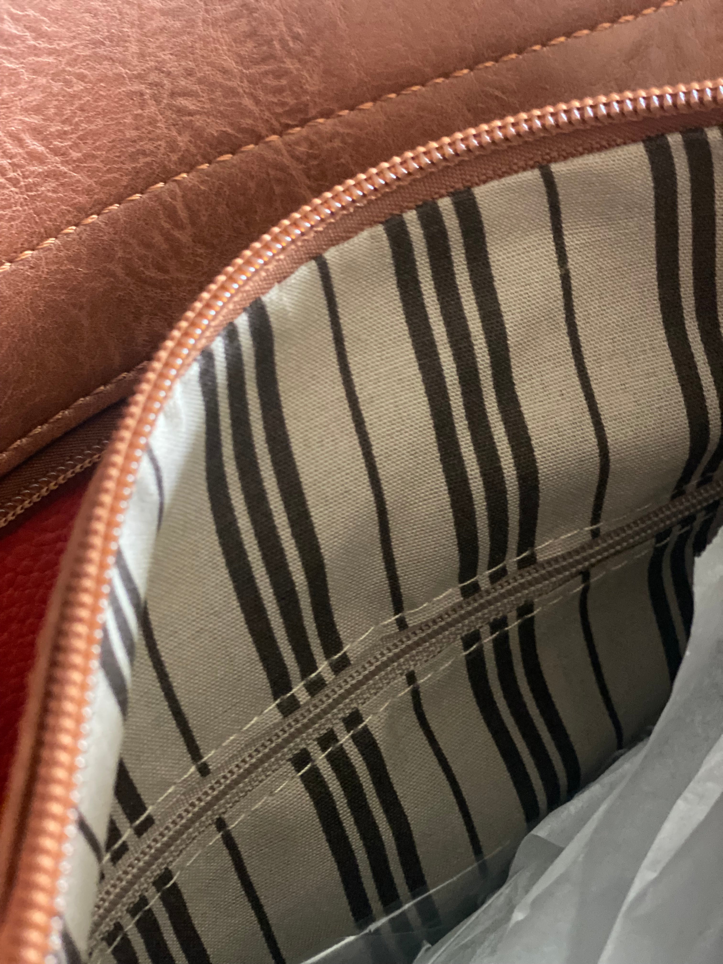 Camelkleurige schoudertas met gouden studs