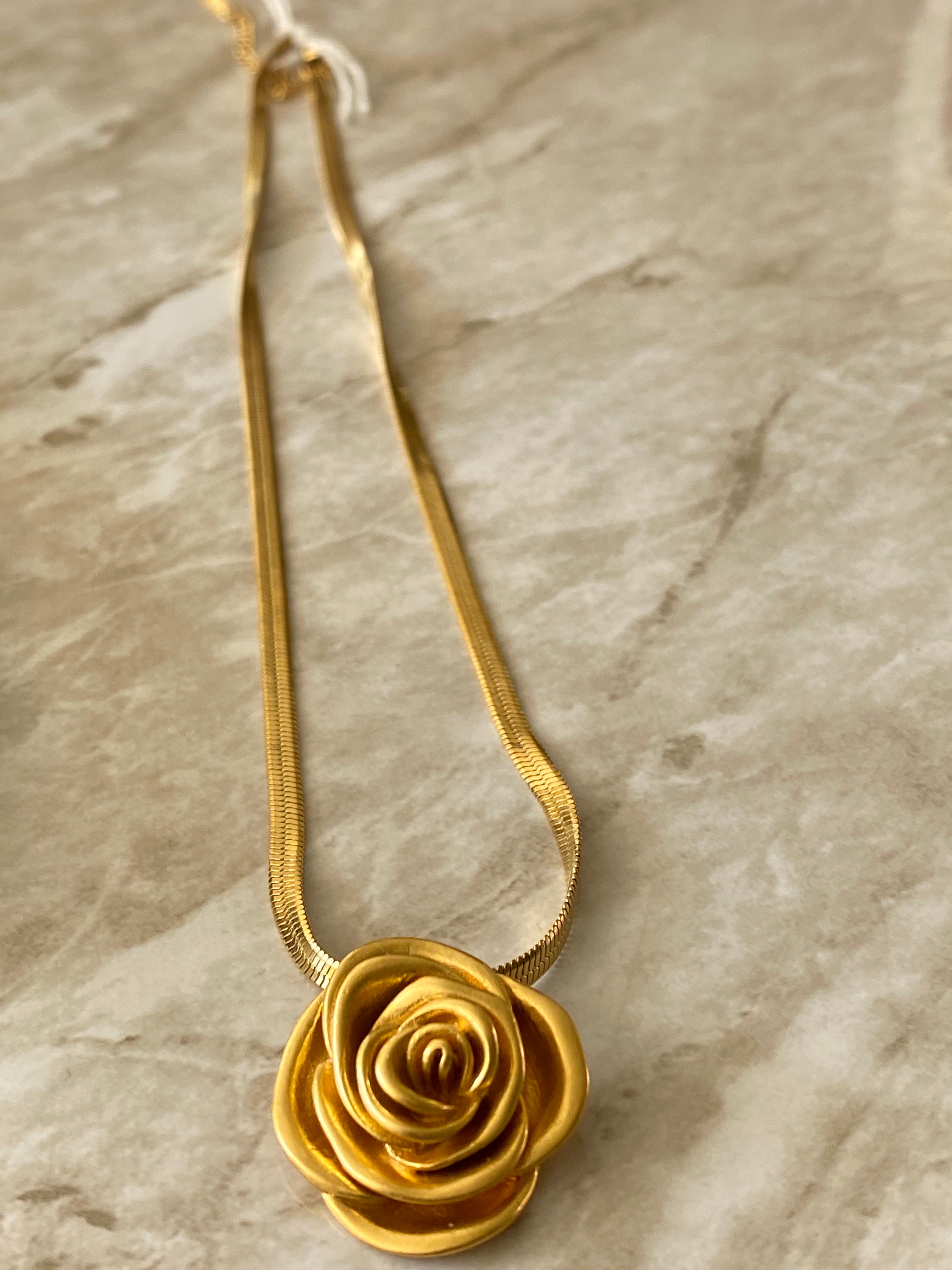 Necklace rose